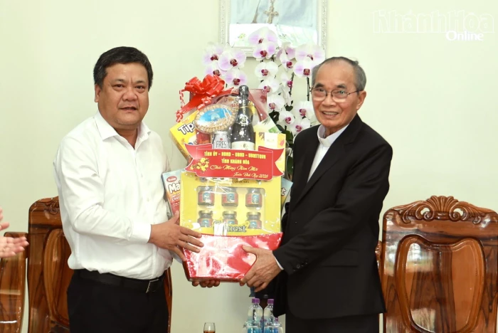 Chủ tịch UBND tỉnh Khánh Hòa Trần Phong thăm, chúc Tết Tòa Giám mục Giáo phận Nha Trang