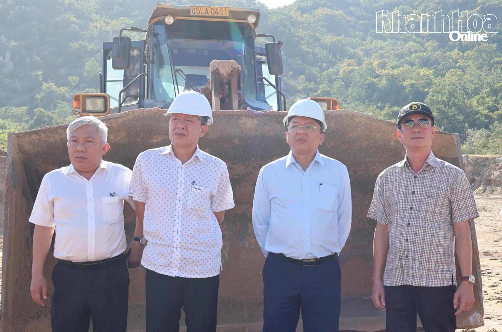 Đồng chí Lê Huyền kiểm tra thực tế tại Dự án Nhà máy sản xuất cống bê tông và cát nghiền nhân tạo của Công ty TNHH GVB.