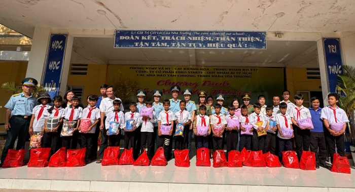 Trung đoàn Không quân 937 phối hợp tổ chức chương trình "Chợ xuân yêu thương"