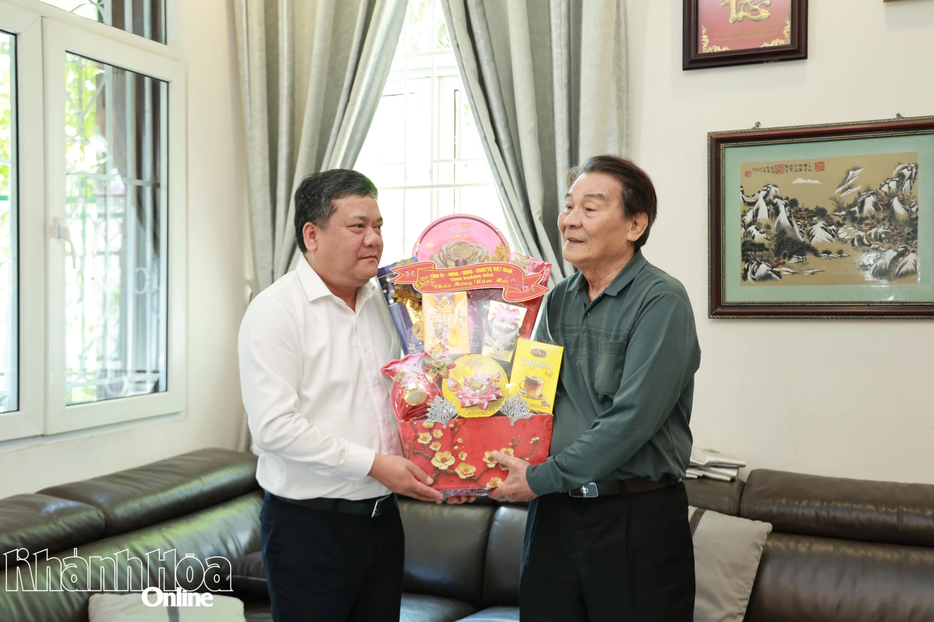 Đồng chí Trần Phong tặng quà, chúc Tết đồng chí Phạm Văn Chi.