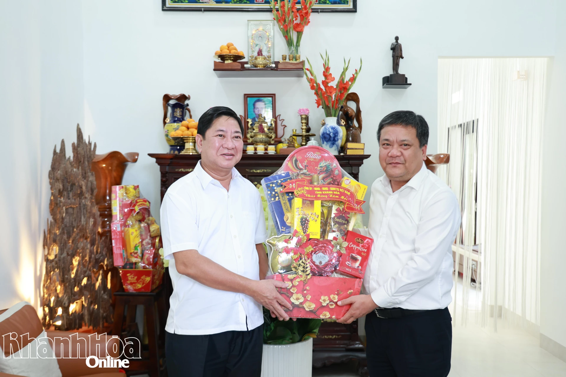 Đồng chí Trần Phong tặng quà, chúc Tết đồng chí Trần Quốc Nam.