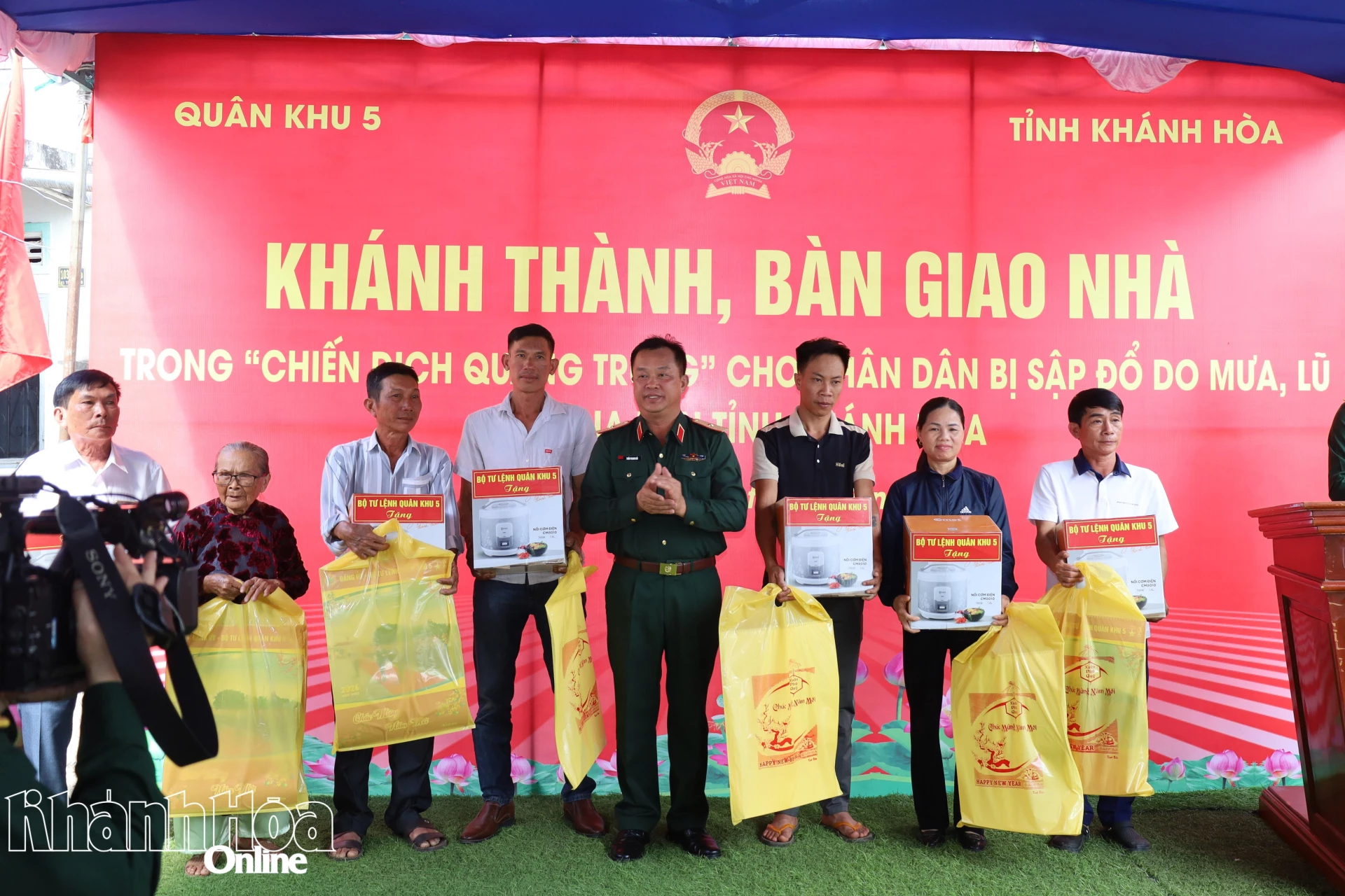 Các đơn vị tặng quà cho các gia đình.