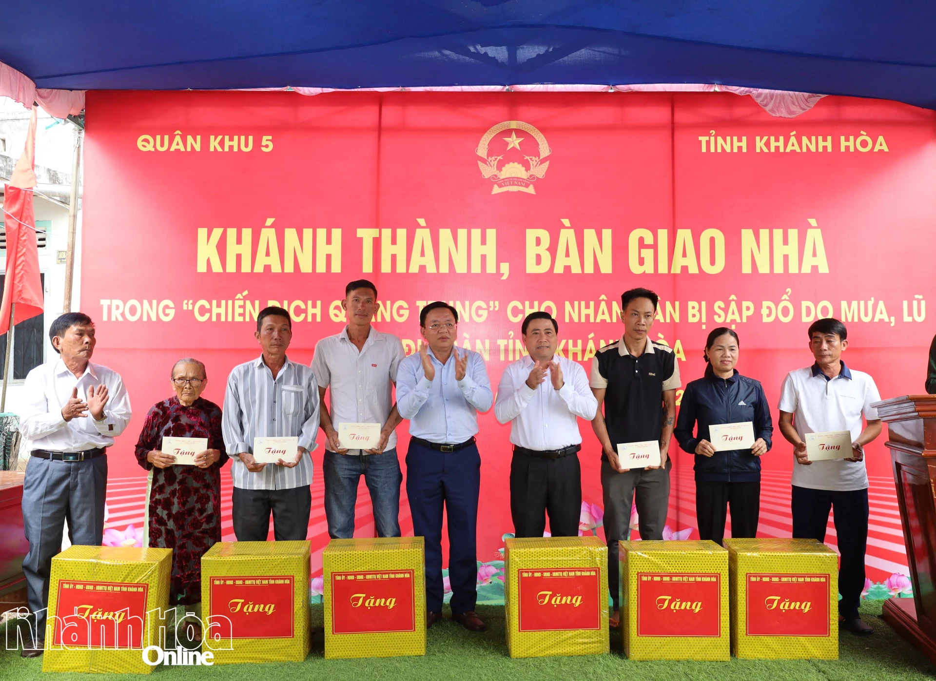 Các vị lãnh đạo tỉnh tặng quà cho các gia đình.