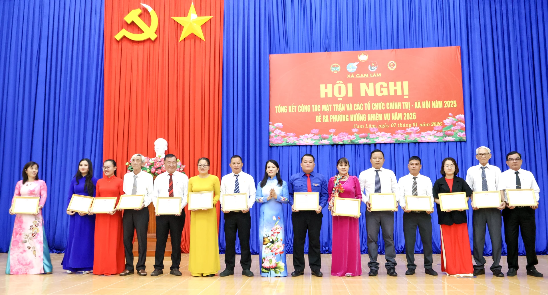 Các tập thể được khen thưởng.