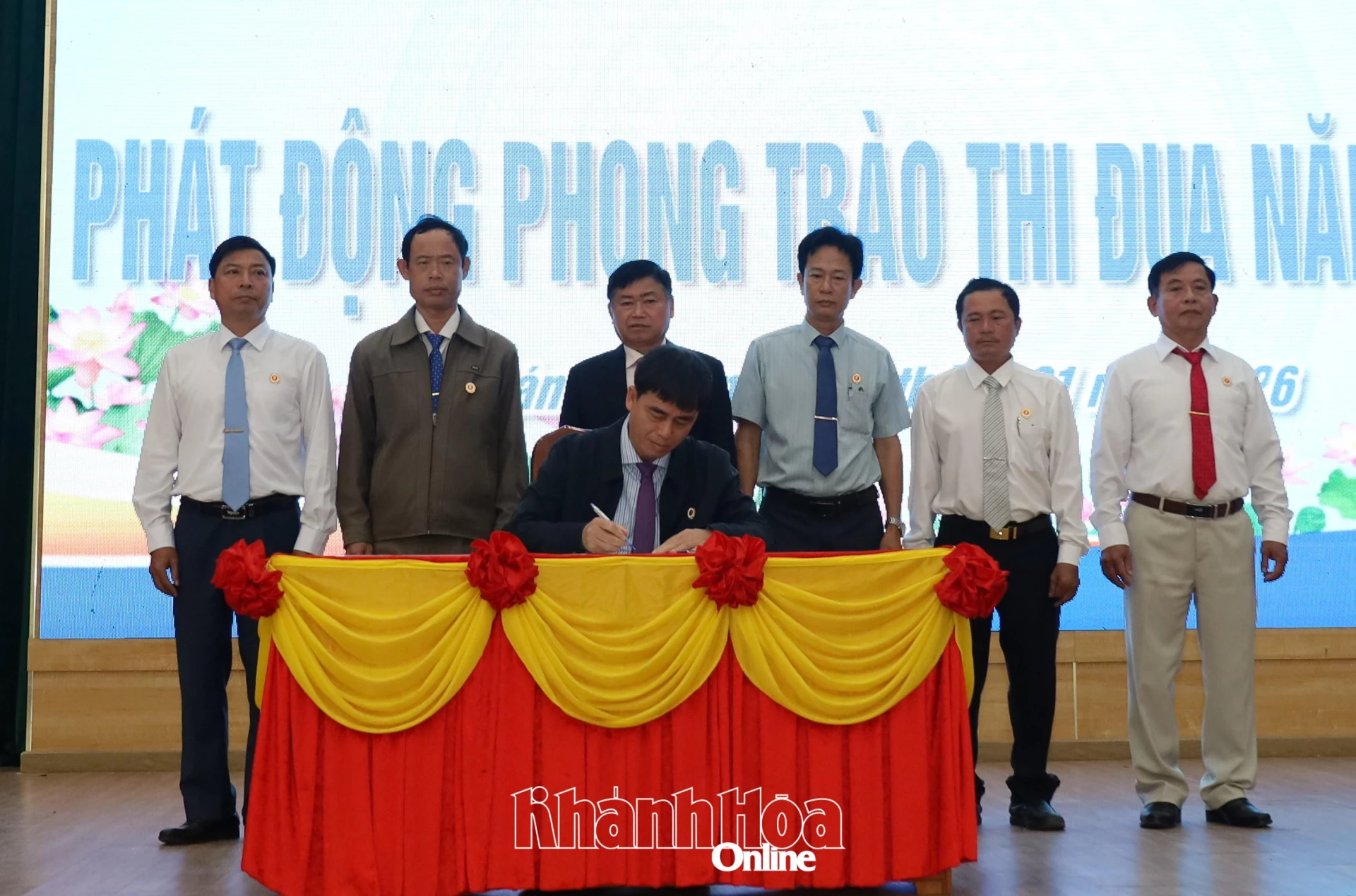 Đại diện các khối thi đua ký kết giao ước thi đua năm 2026.