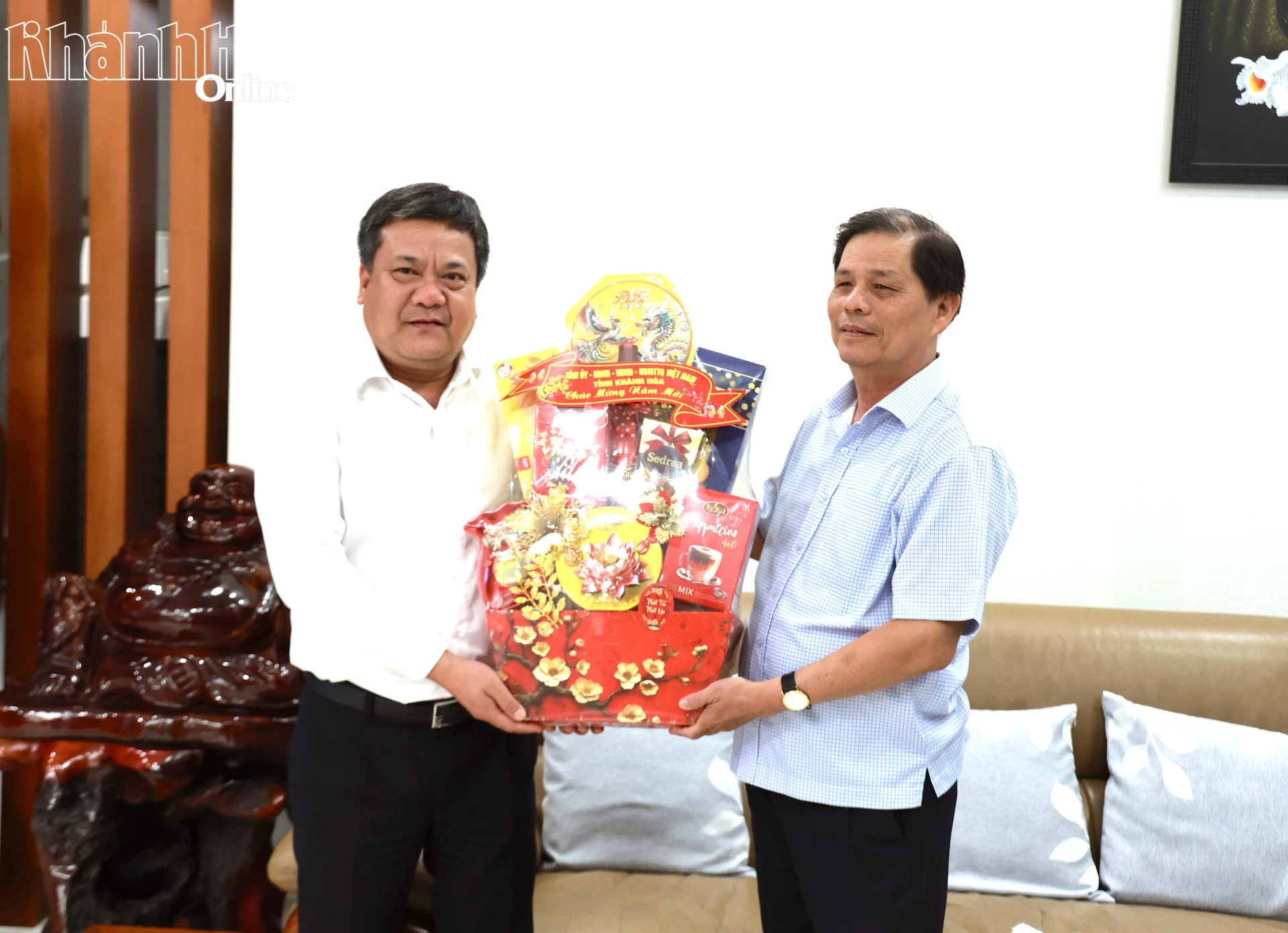 Đồng chí Trần Phong tặng quà, chúc Tết đồng chí Nguyễn Tấn Tuân.