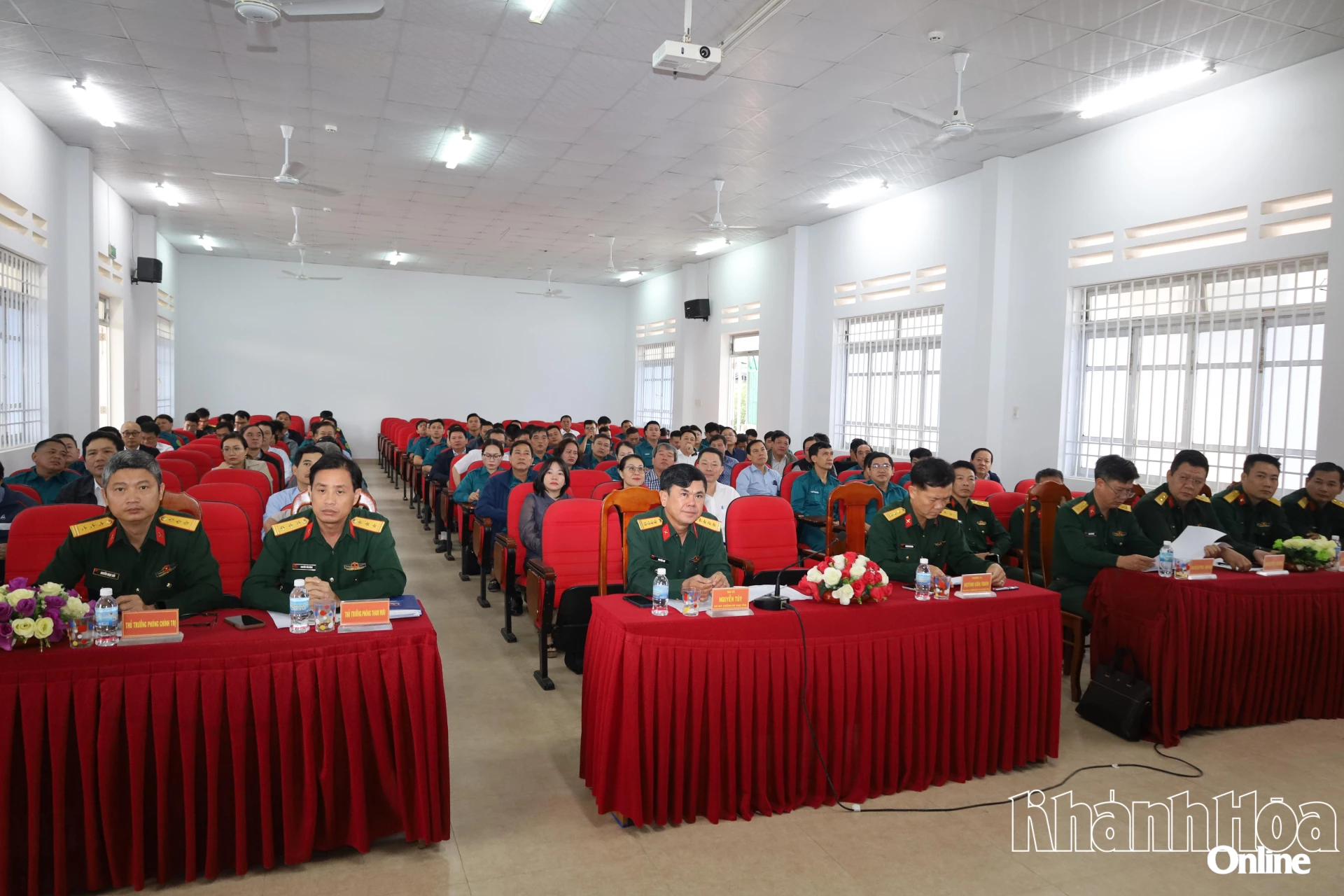 Các đại biểu dự buổi khai mạc.