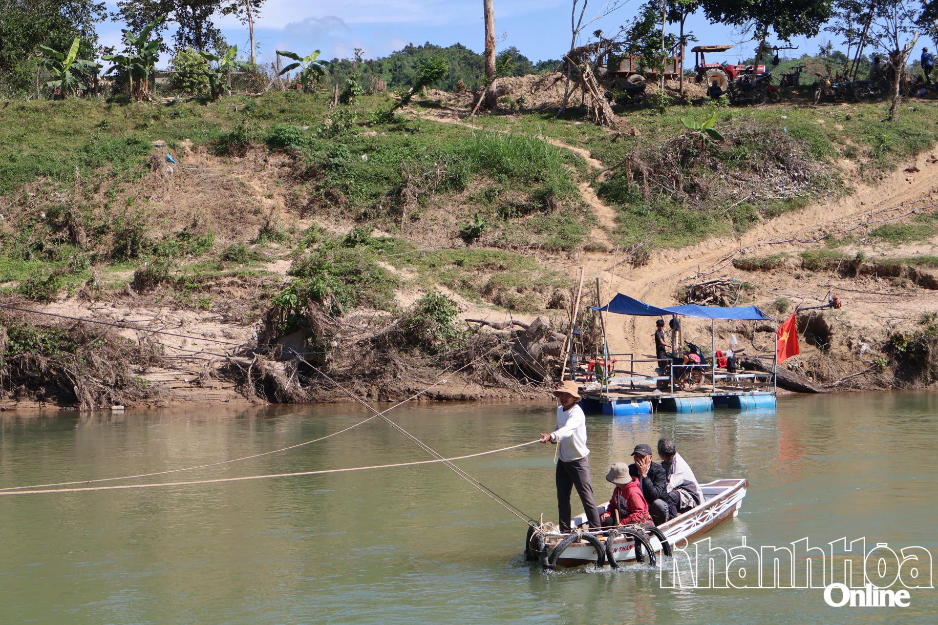 Người dân xã Nam Khánh Vĩnh kéo xuồng qua sông.