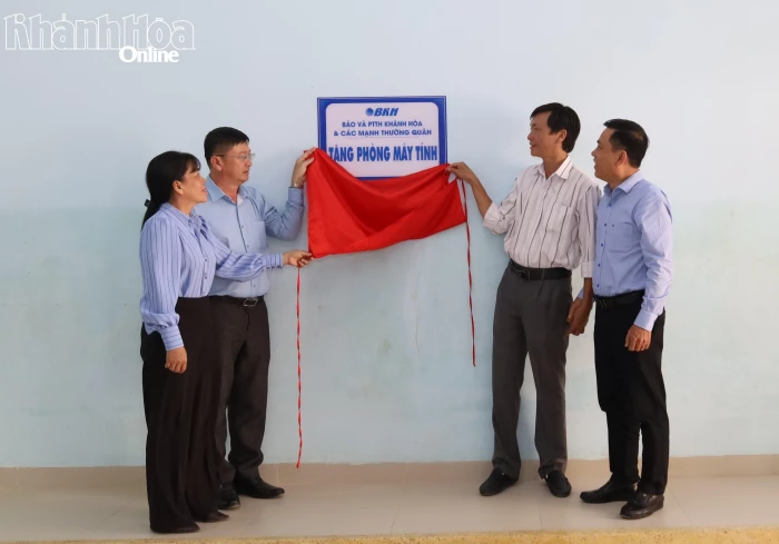 Báo và Phát thanh, Truyền hình Khánh Hòa trao tặng 20 bộ máy vi tính cho Trường THPT Nguyễn Thái Học - xã Diên Thọ