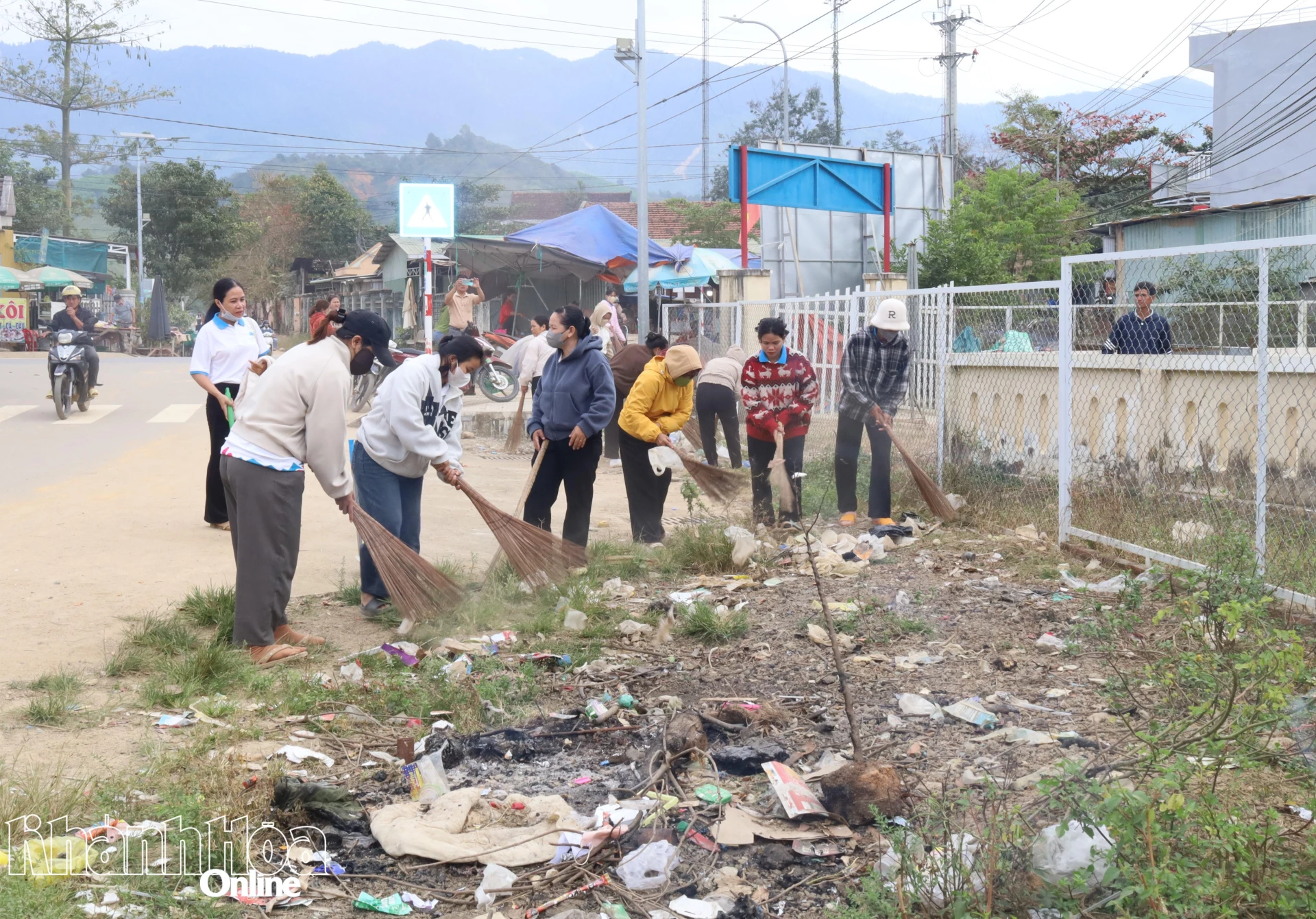 Các lực lượng tham gia dọn vệ sinh trên địa bàn.