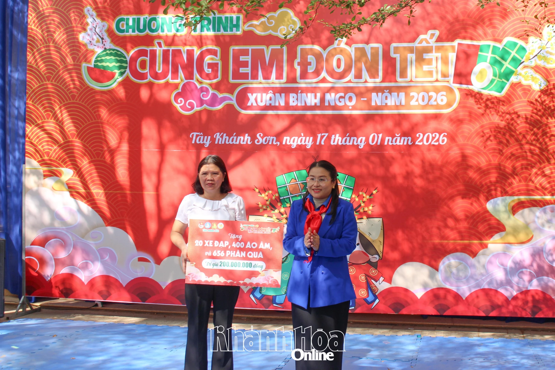 Lãnh đạo Tỉnh đoàn trao bảng tượng trưng các phần quà được trao tại chương trình cho đại diện nhà trường.