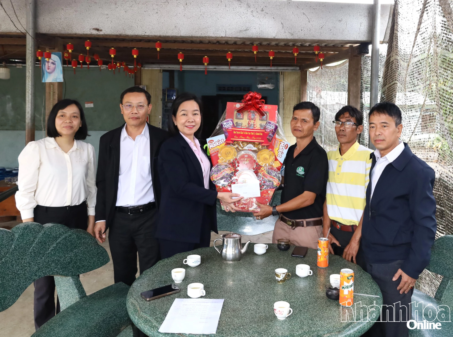 Bà Hà Hồng Hạnh tặng quà cho ông Hà Nhơn.