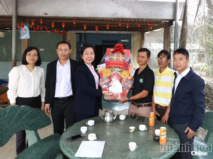 Lãnh đạo Ban Tuyên giáo và Dân vận Tỉnh ủy chúc Tết người có uy tín tiêu biểu tại xã Nam Khánh Vĩnh