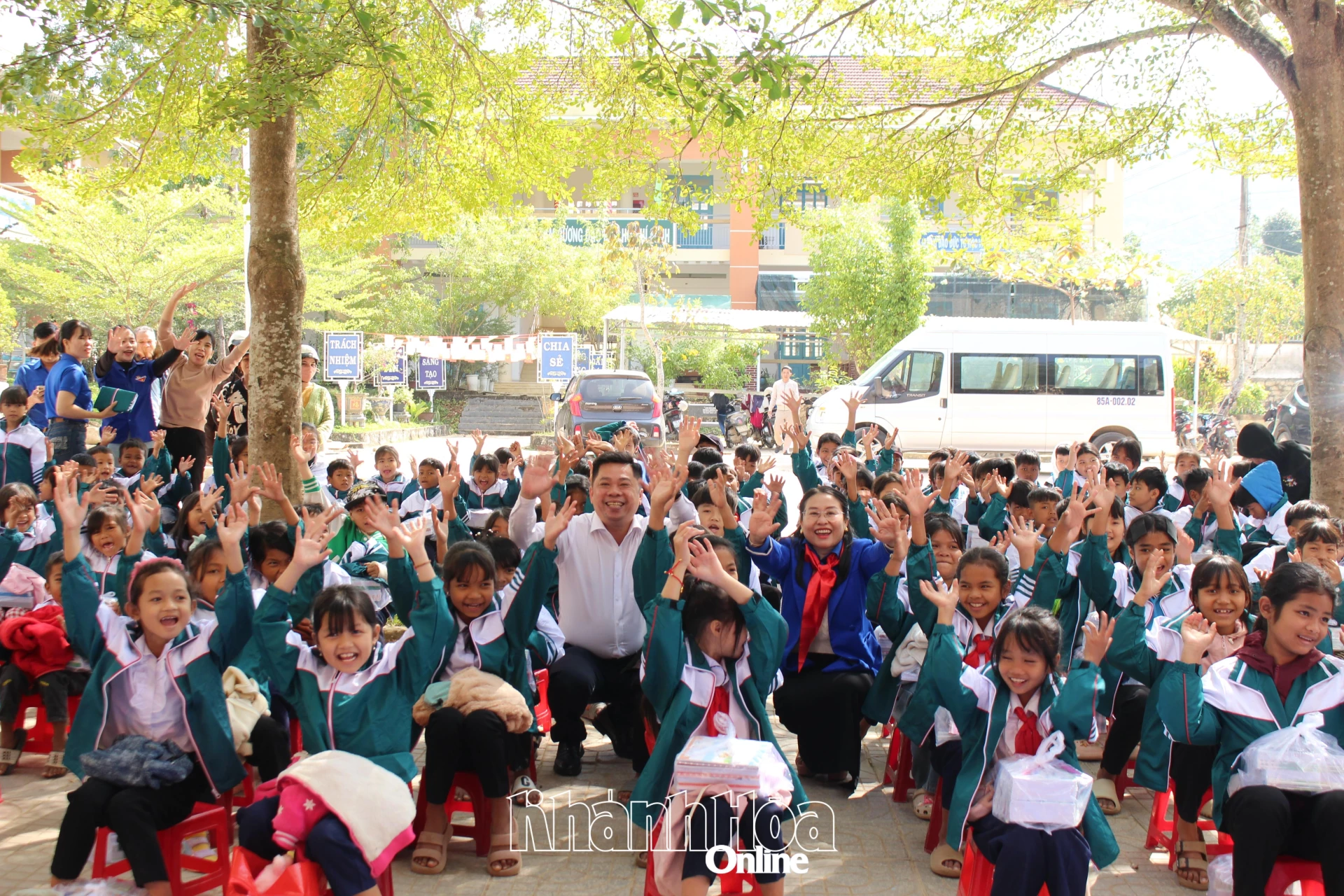 Niềm vui của các thiếu nhi khi được nhận quà.