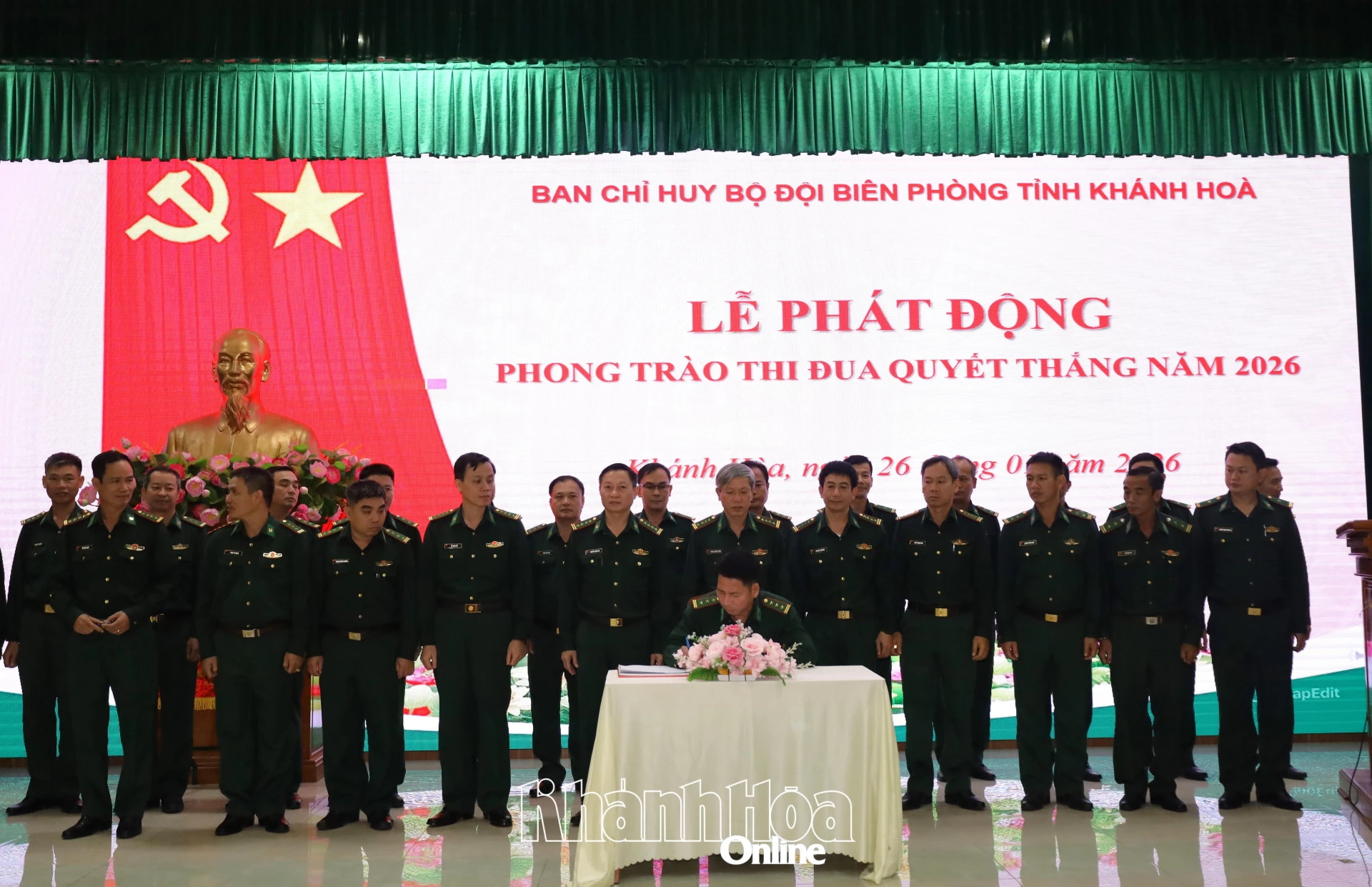 Các cơ quan, đơn vị ký kết giao ước thi đua.