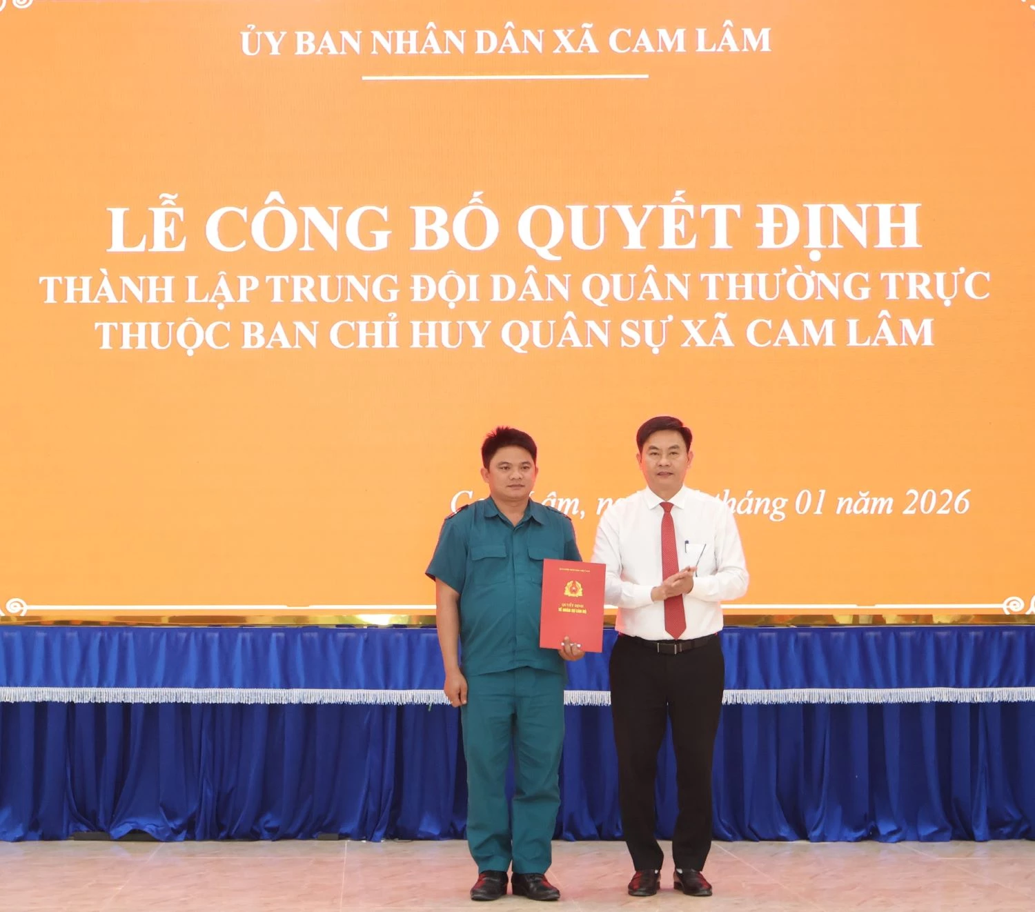 Ông Huỳnh Uy Viễn - Chủ tịch UBND xã Cam Lâm trao quyết định thành lập Trung đội Dân quân thường trực.