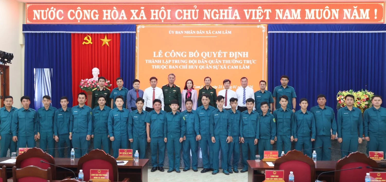 Ra mắt Trung đội Dân quân thường trực.