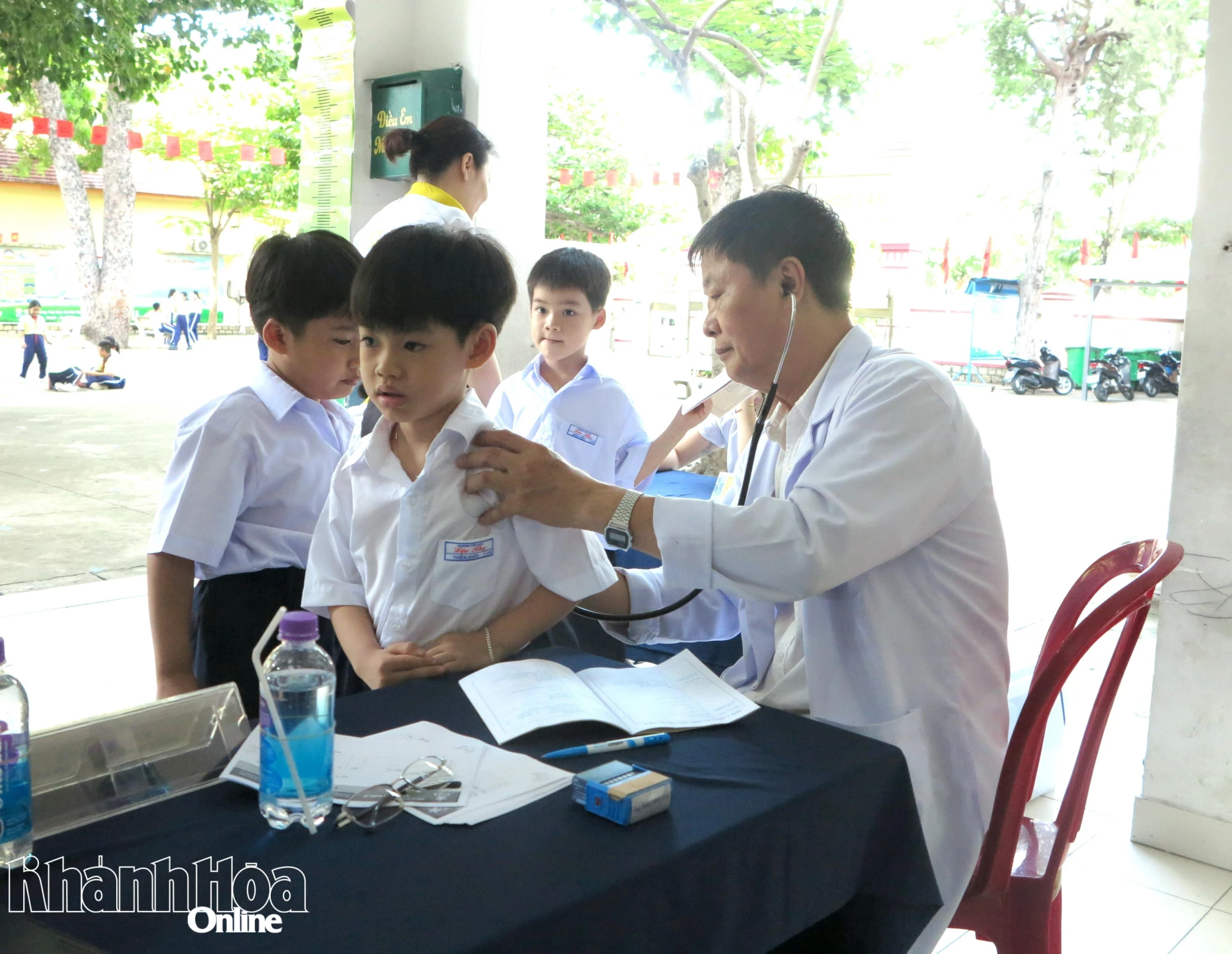 Khám sức khỏe cho học sinh Trường Tiểu học Lộc Thọ (phường Nha Trang). 