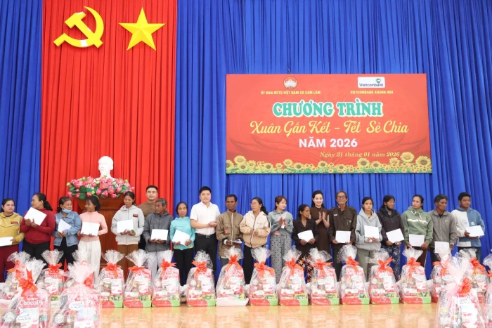 Tặng 260 phần quà Tết cho các hộ dân có hoàn cảnh khó khăn xã Cam Lâm 