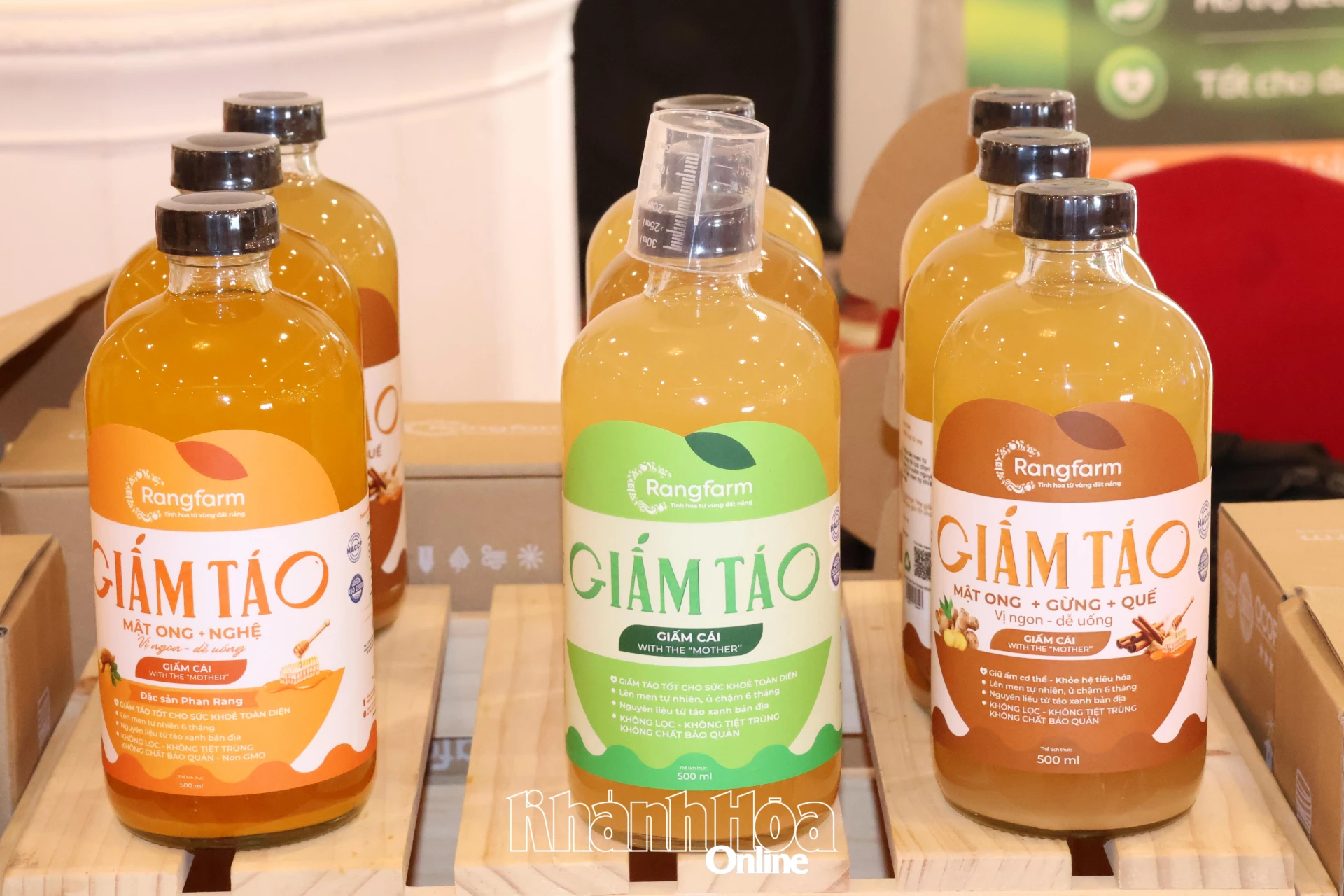 Giấm táo lên men tự nhiên được trưng bày tại Ngày hội khởi nghiệp đổi mới sáng tạo tỉnh năm 2025.