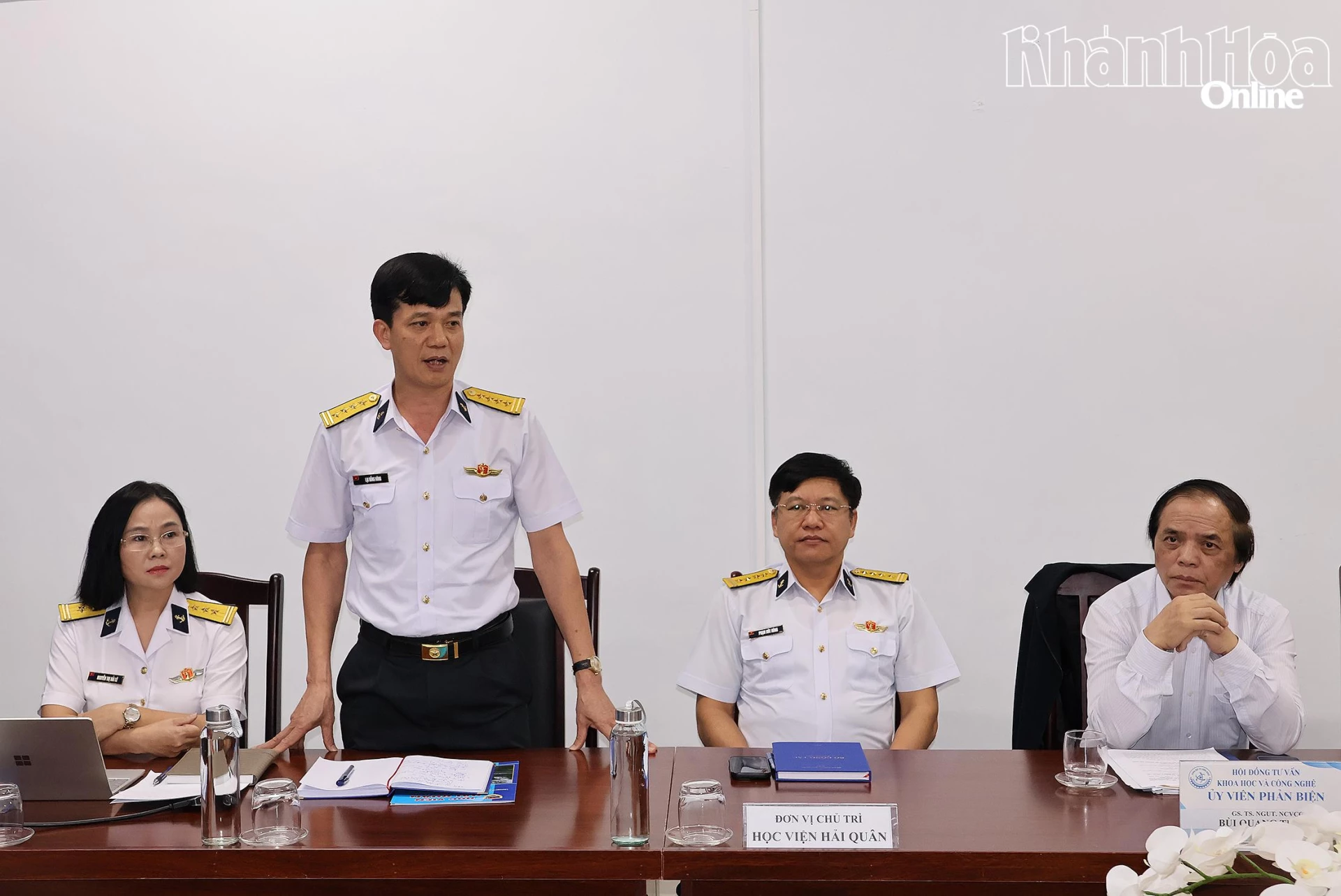 Đại tá, Phó Giáo sư, Tiến sĩ Lại Hồng Đông làm Chủ nhiệm đề tài trình bày báo cáo trước Hội đồng.