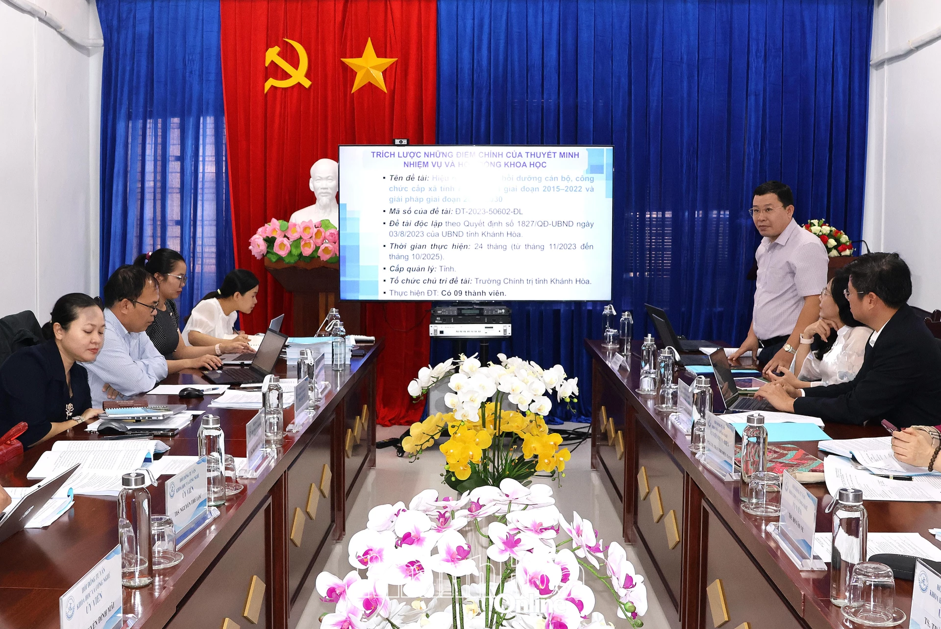 Thạc sĩ Hoàng Ngọc Đạo báo cáo kết quả đề tài “Hiệu quả đào tạo, bồi dưỡng cán bộ, công chức cấp xã của tỉnh Khánh Hòa giai đoạn 2015-2022 và giải pháp giai đoạn 2023-2030”.