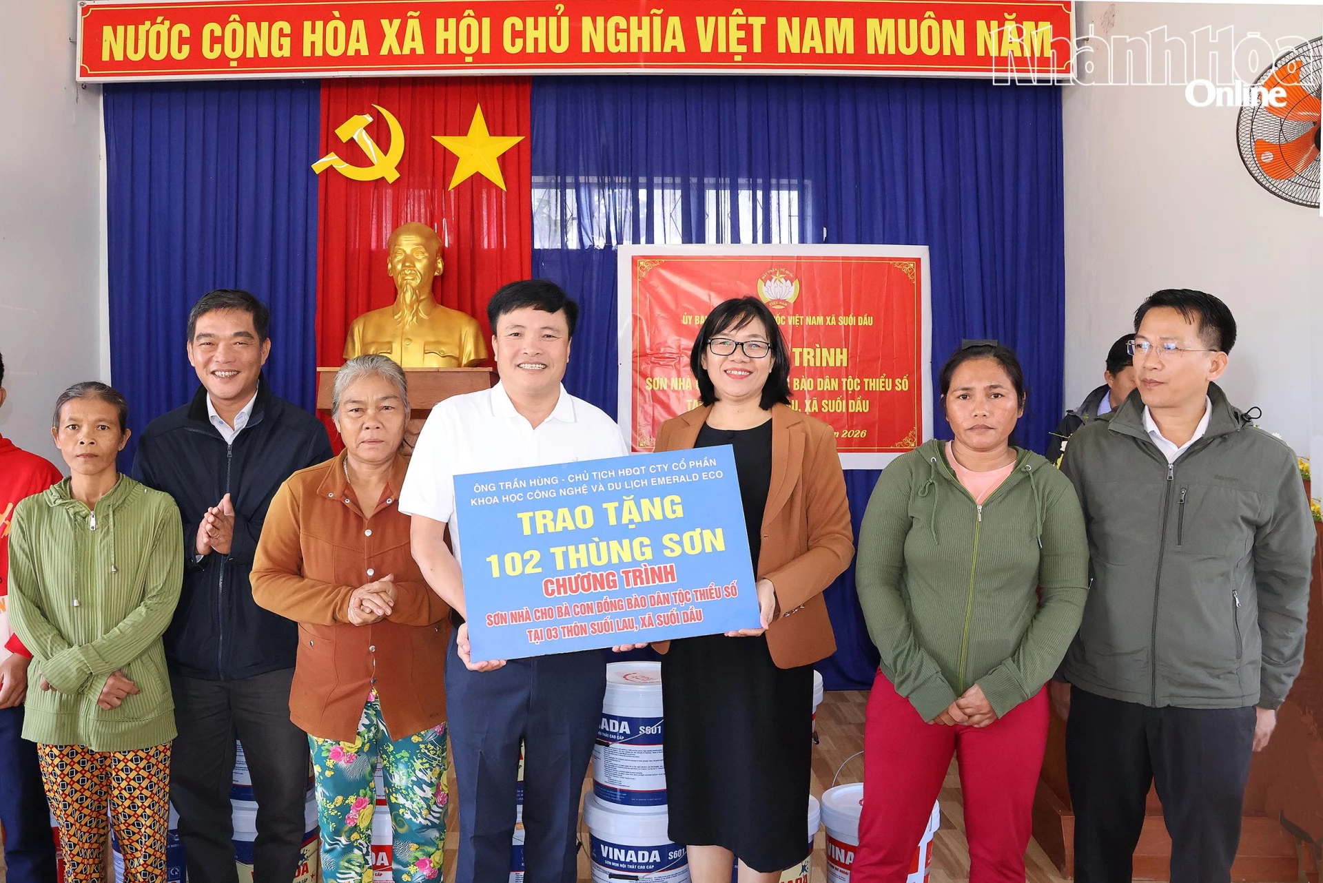 Đại diện Công ty ECO trao sơn cho lãnh đạo xã Suối Dầu và người dân.