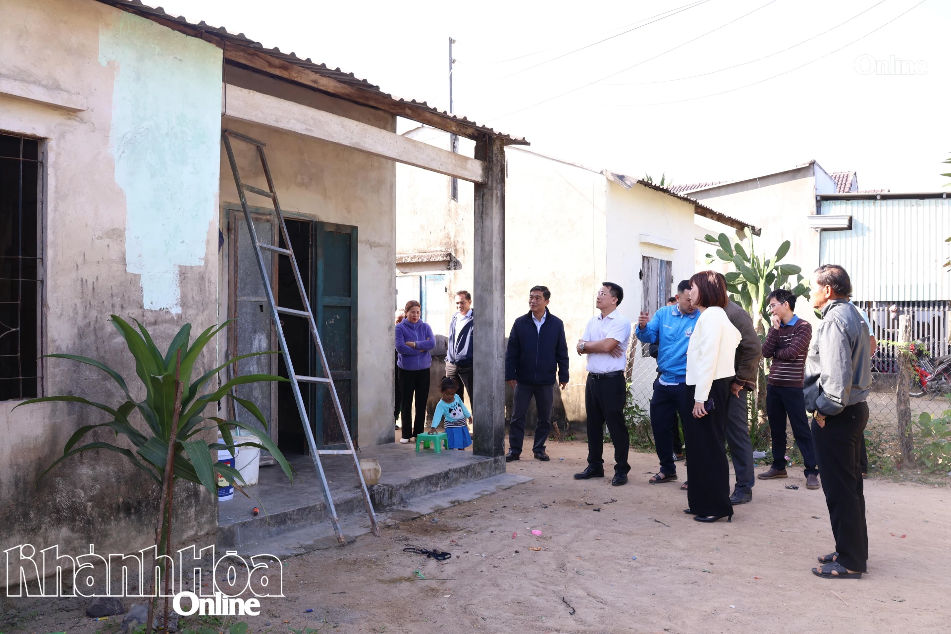 Lãnh đạo xã kiểm tra sơn sửa nhà tại gia đình bà Cao Thị Diên.