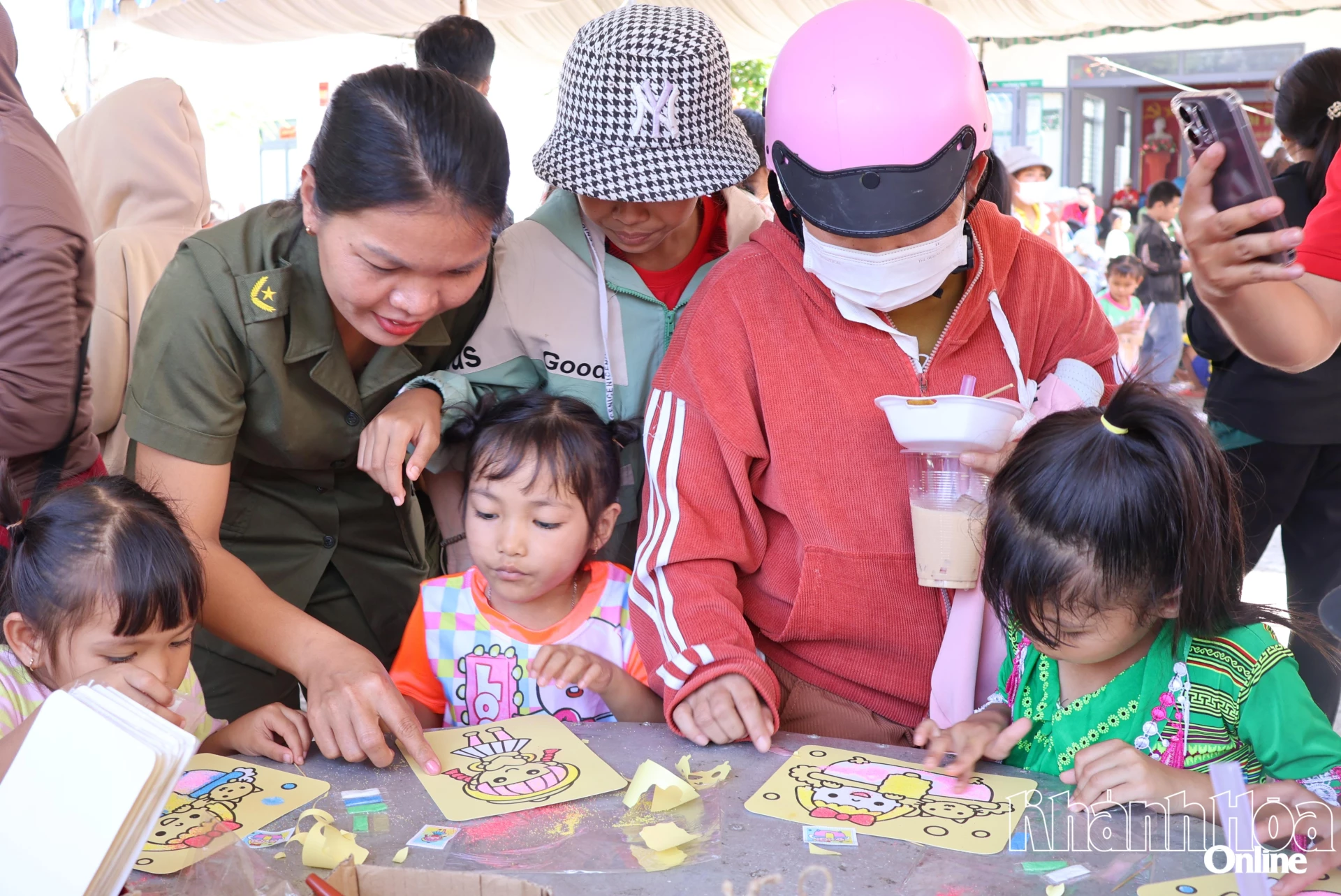 Các em tham gia tô tranh.