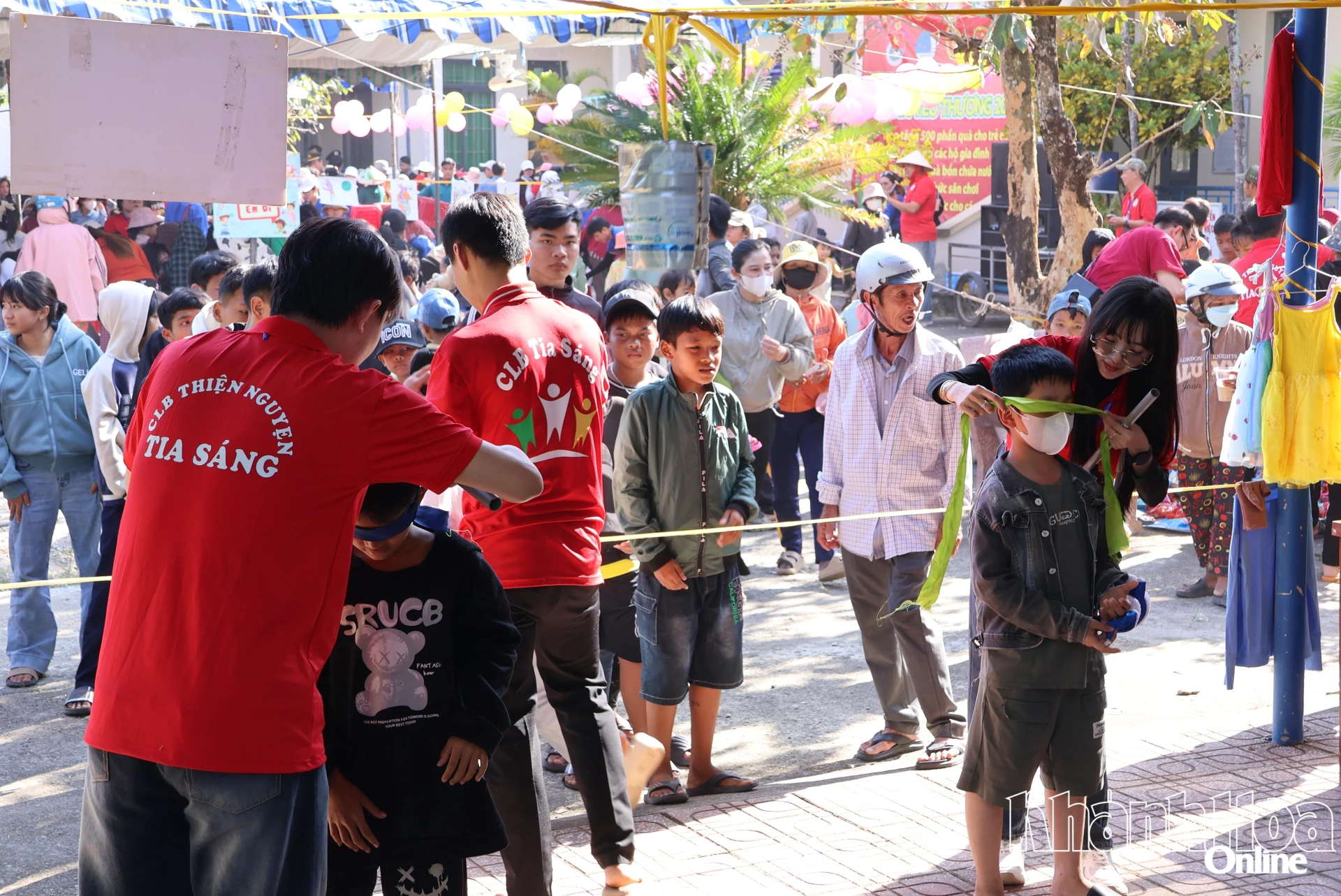 Các em tham gia trò chơi dân gian.