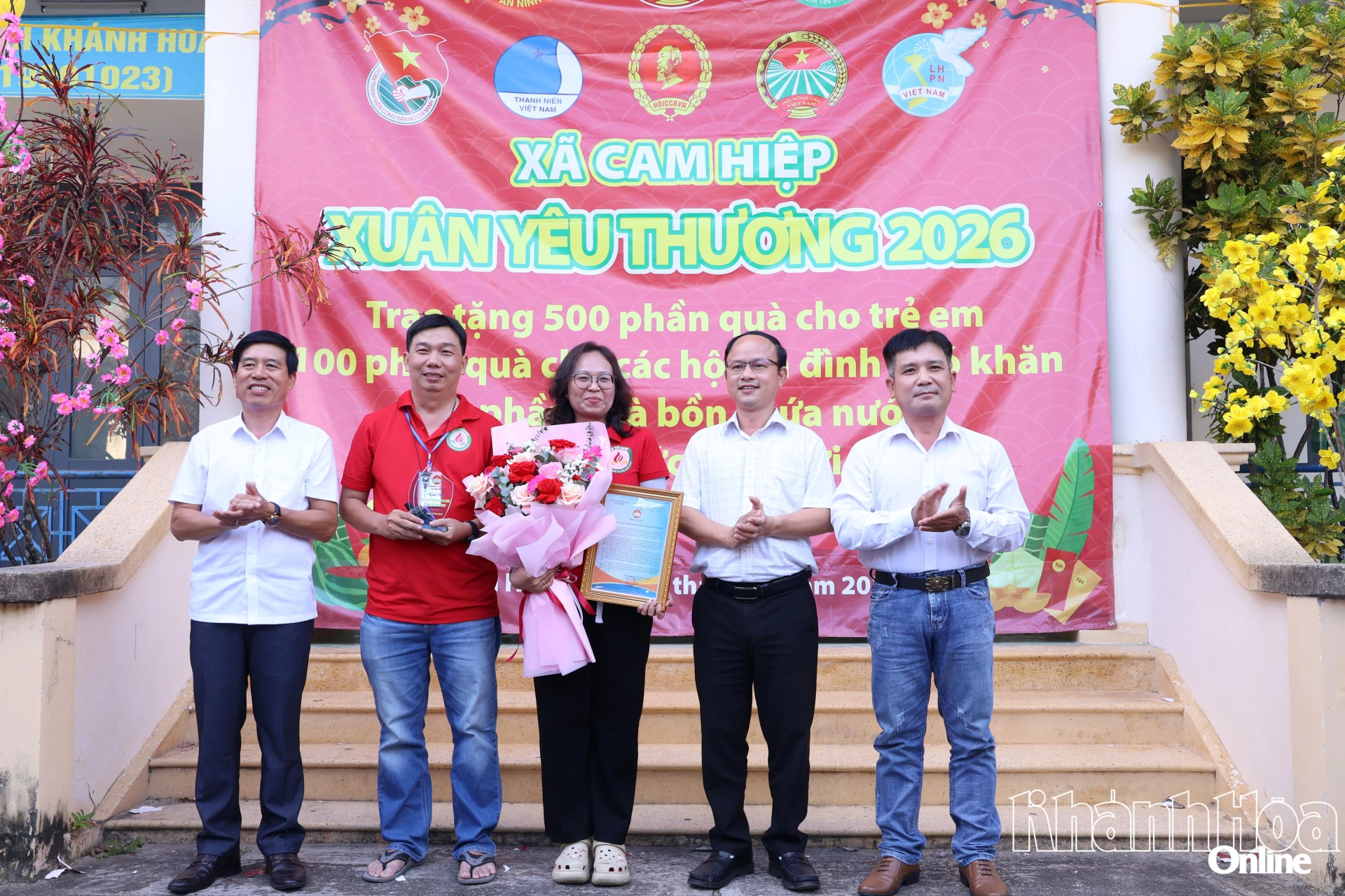 Lãnh đạo xã Cam Hiệp tặng hoa cảm ơn đại diện Câu lạc bộ Thiện nguyện Tia Sáng. 