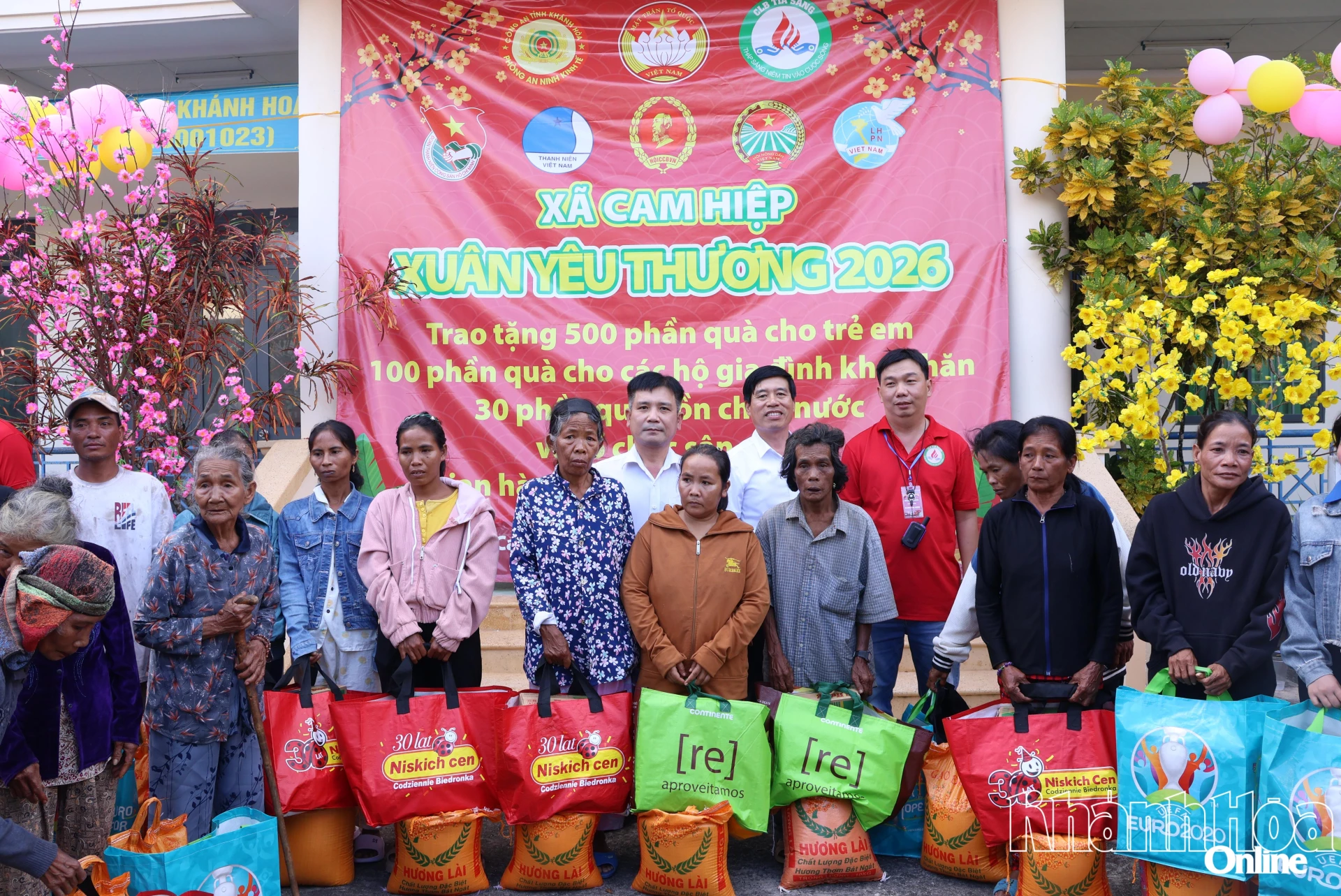 Trao quà cho các hộ nghèo, hộ cận nghèo.