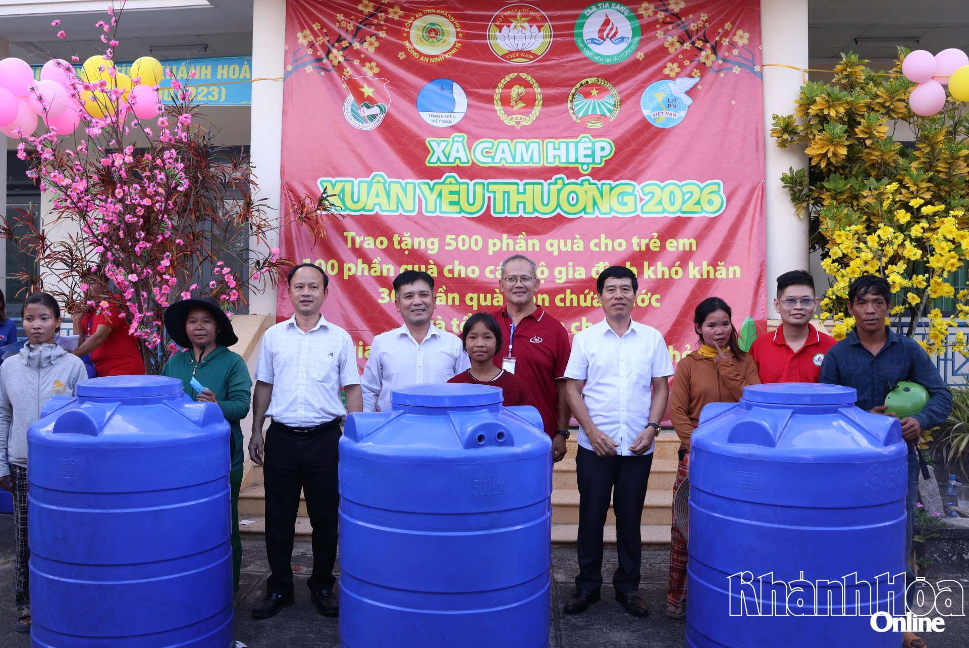 Trao bồn nước cho các hộ nghèo, hộ cận nghèo.