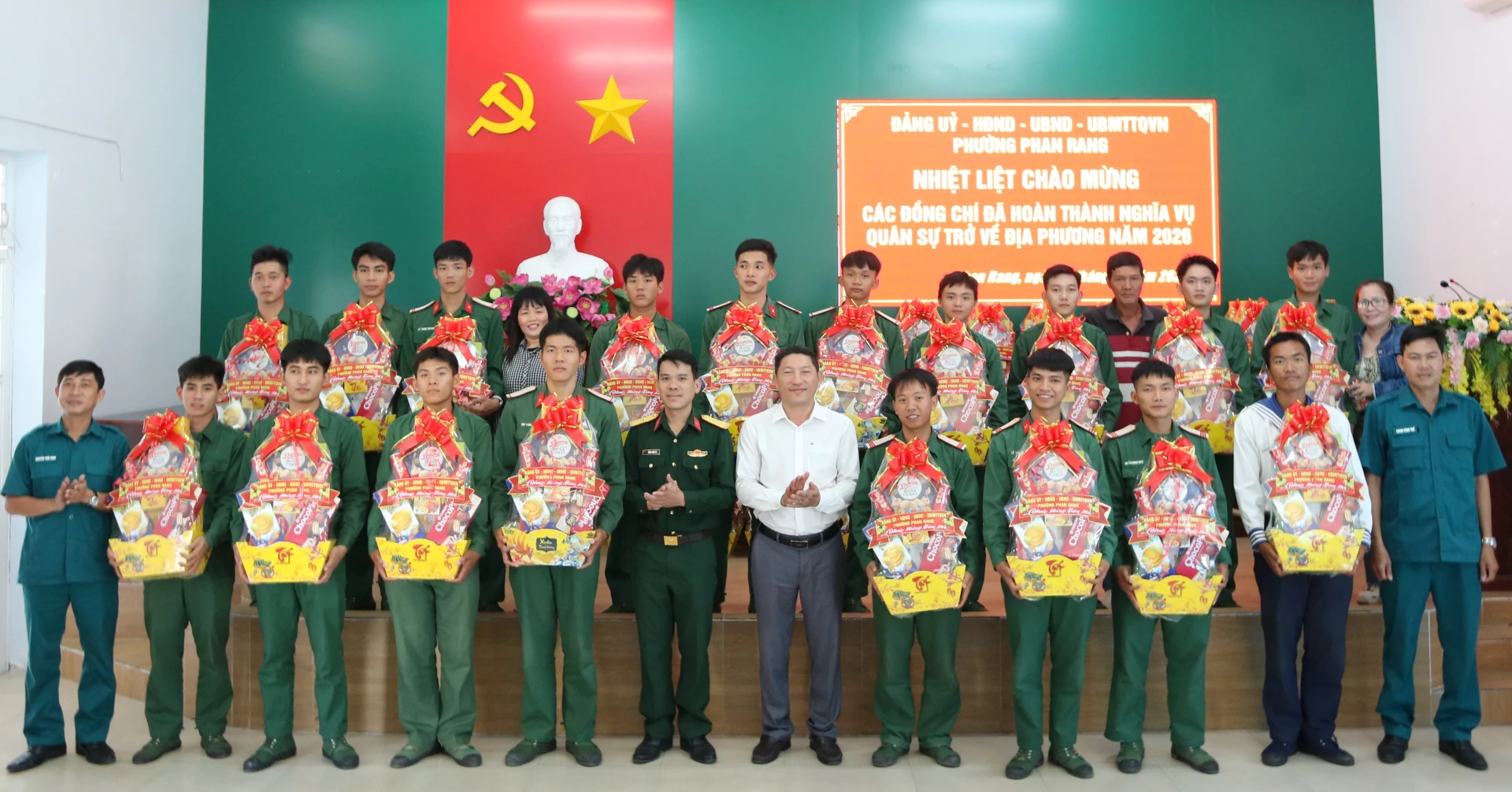 Lãnh đạo phường Phan Rang tặng quà cho quân nhân xuất ngũ trở về địa phương.