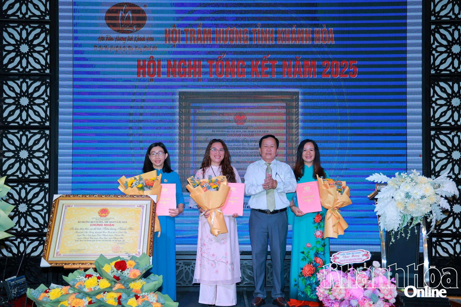 Lãnh đạo Hội Trầm hương tỉnh Khánh Hòa trao quyết định bổ nhiệm chức danh mới cho các hội viên.