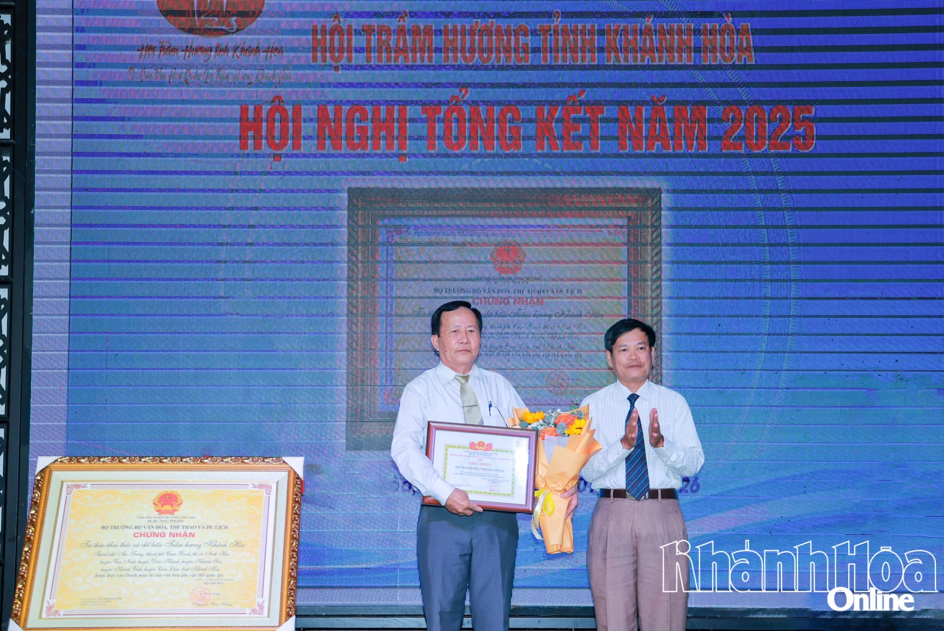 Lãnh đạo Liên hiệp các Hội Khoa học và Kỹ thuật tỉnh Khánh Hòa trao giấy khen cho đại diện tập thể Hội Trầm hương tỉnh Khánh Hòa.