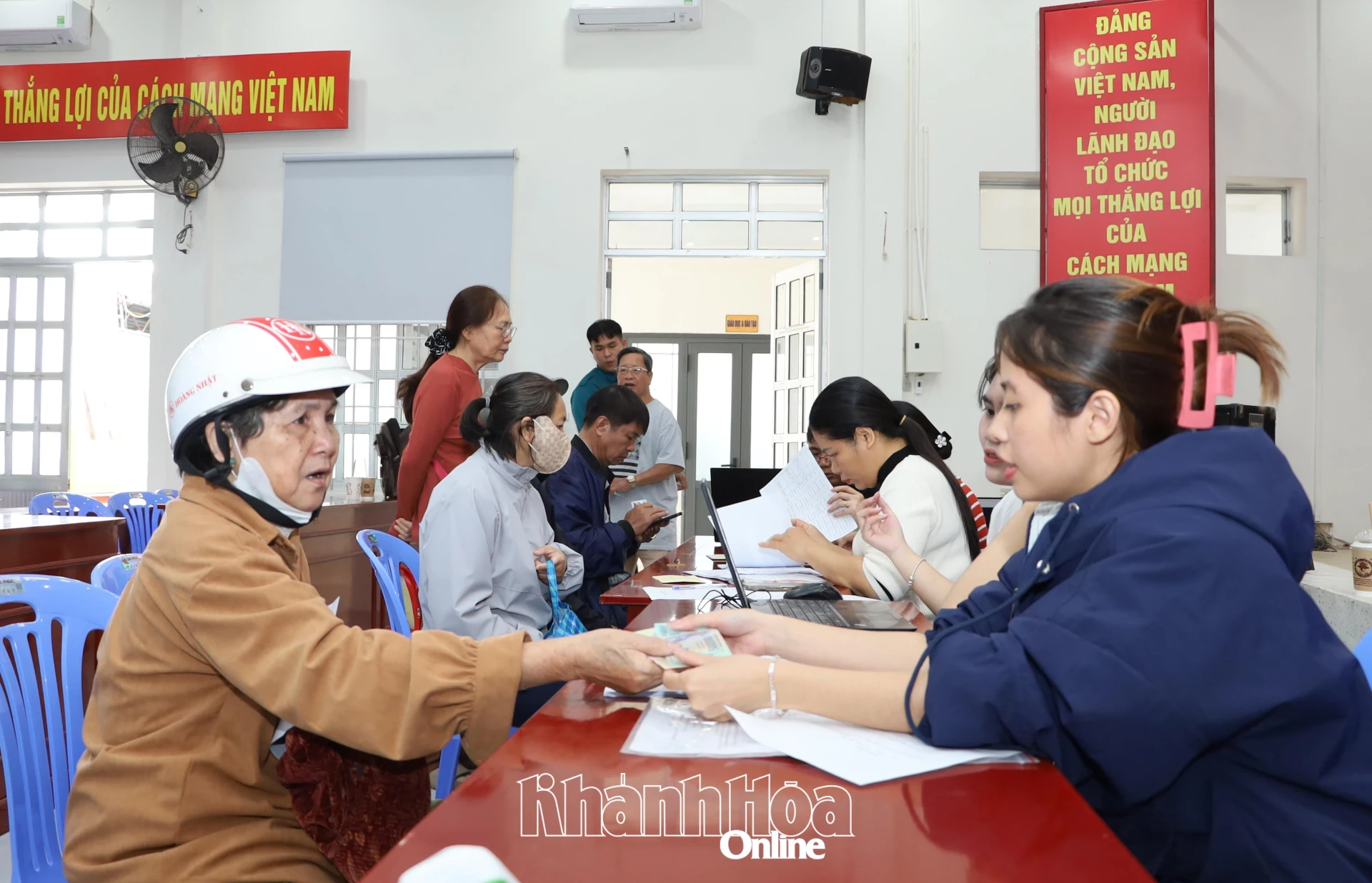 Chi tiền quà của Đảng, Nhà nước cho các đối tượng trên địa bàn phường Nam Nha Trang.