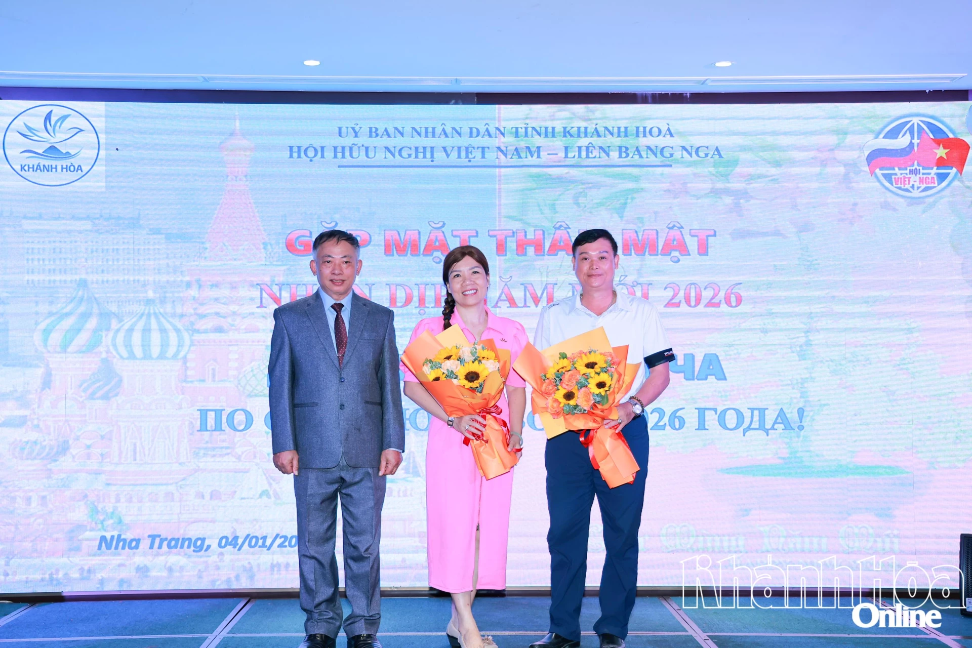 Lãnh đạo Hội hữu nghị Việt – Nga tỉnh Khánh Hòa tặng hoa tri ân đại diện các doanh nghiệp đã đồng hành với hội trong thời gian qua.