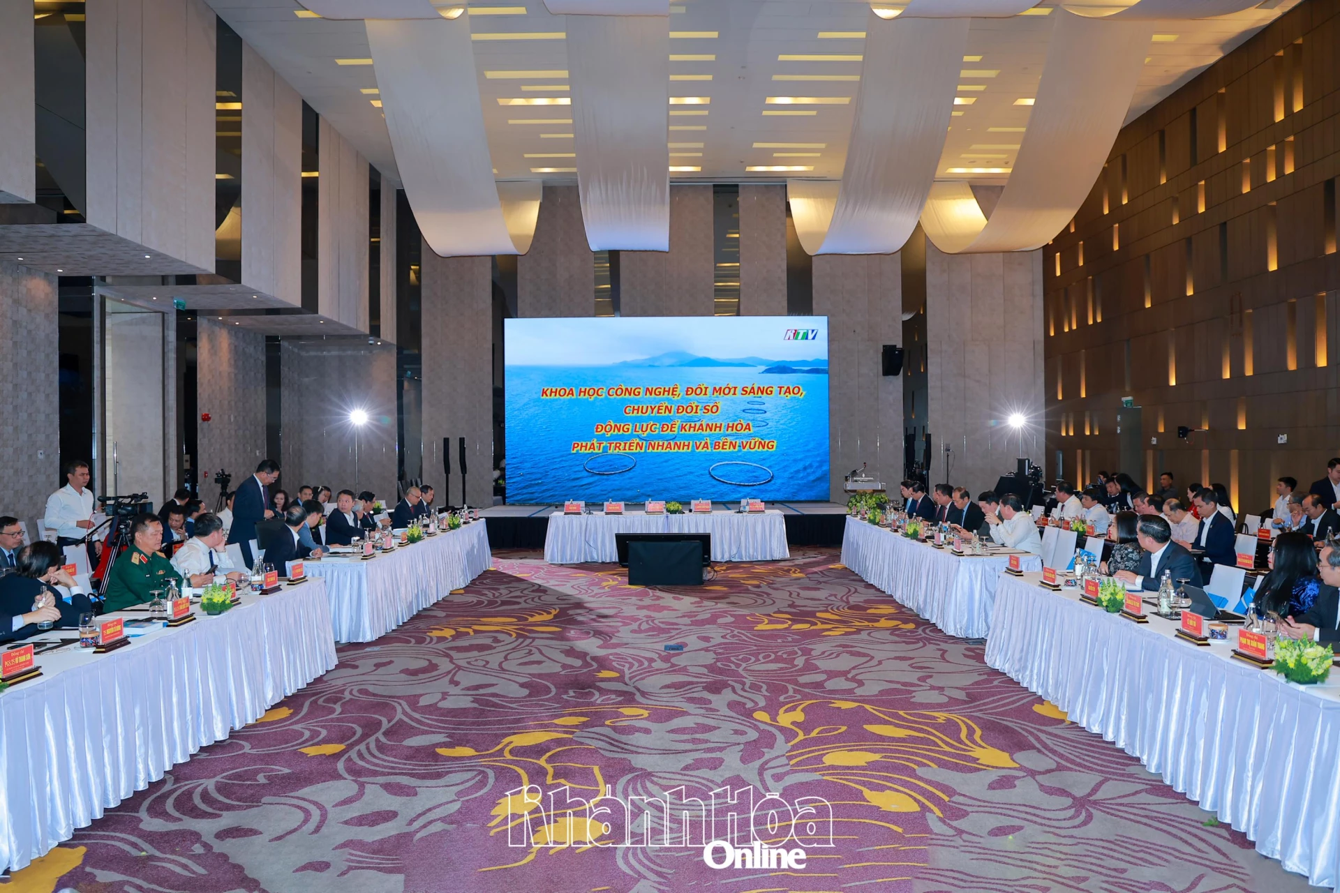 Các đại biểu xem phóng sự “Khoa học công nghệ, đổi mới sáng tạo, chuyển đổi số - Động lực để Khánh Hòa phát triển nhanh và bền vững” do Báo và Phát thanh, Truyền hình Khánh Hòa sản xuất.