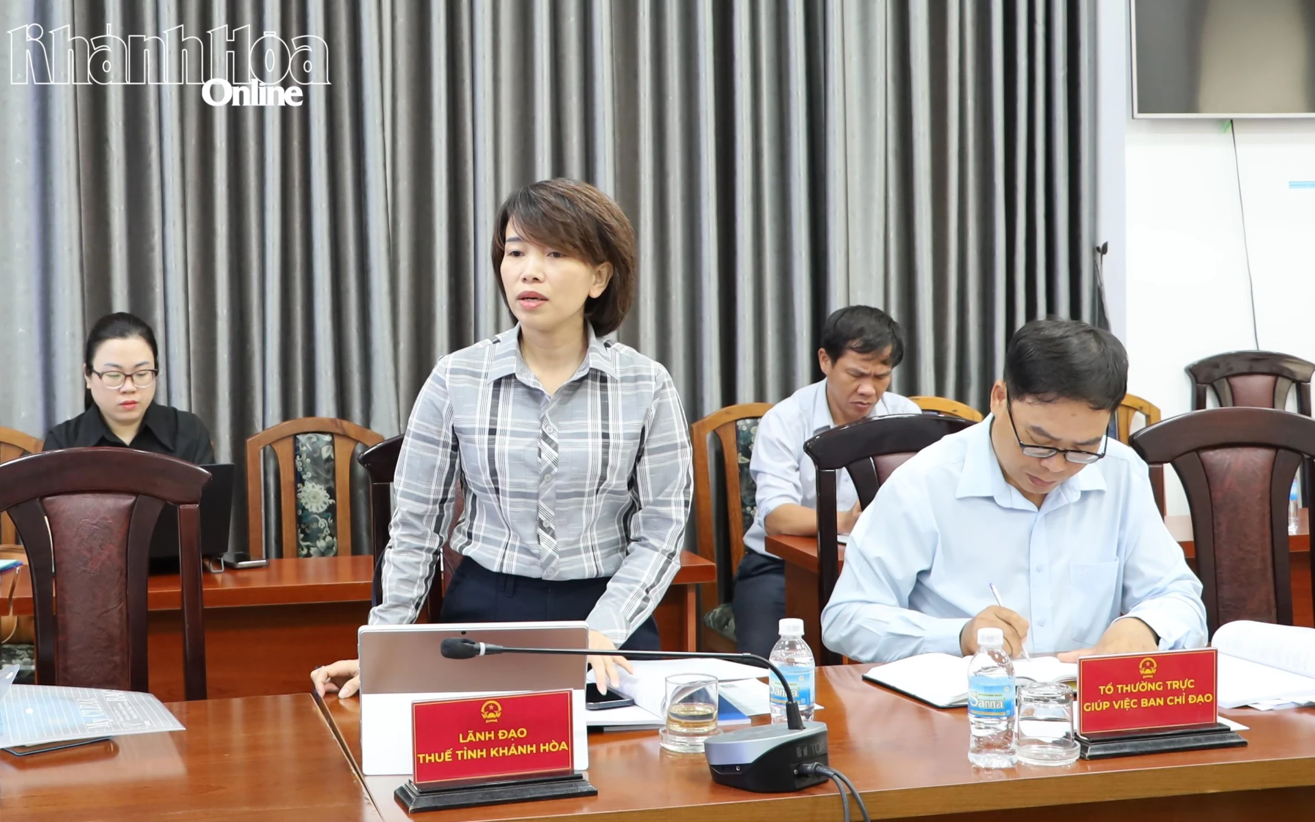 Các thành viên tham dự họp đóng góp ý kiến.