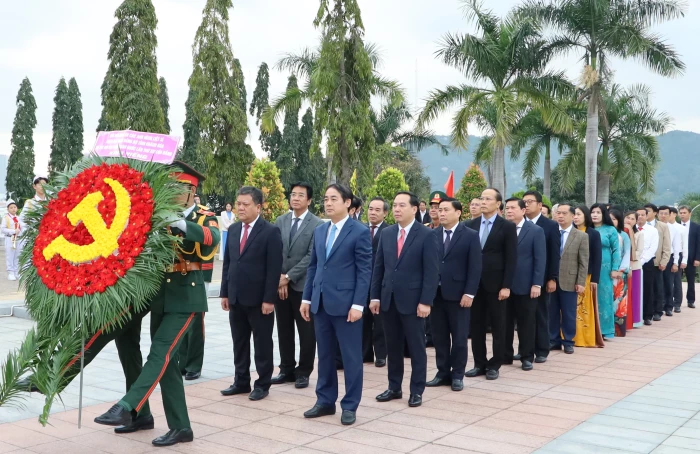Đoàn đại biểu Đảng bộ tỉnh Khánh Hòa dự Đại hội đại biểu toàn quốc lần thứ XIV của Đảng dâng hoa, dâng hương viếng Nghĩa trang liệt sĩ Hòn Dung