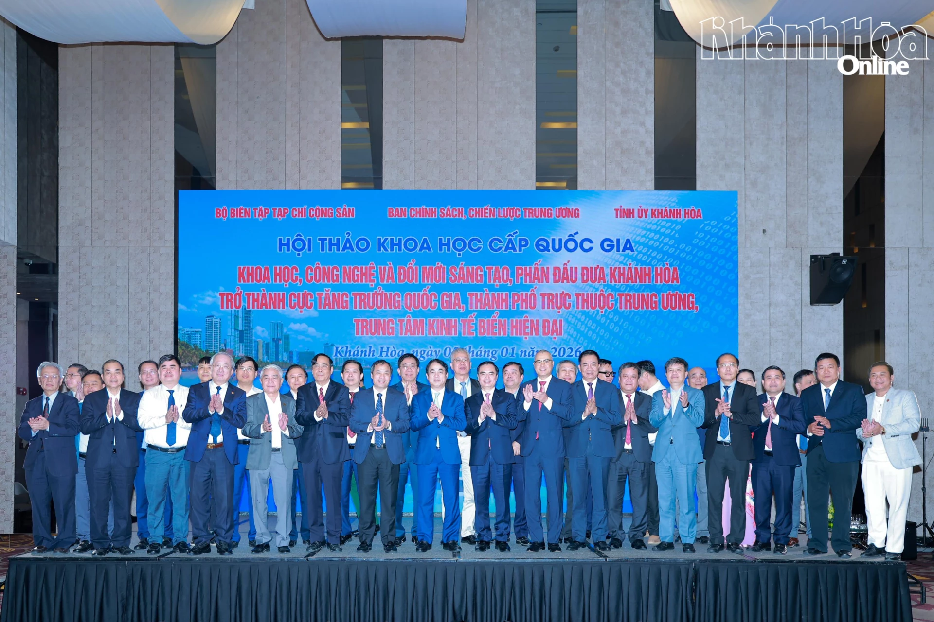 Các đại biểu dự hội thảo chụp hình lưu niệm.