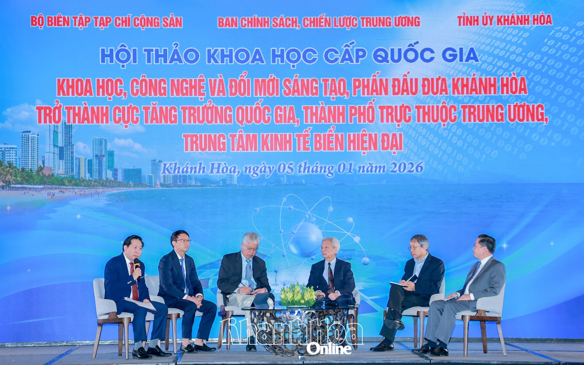 Các đại biểu tham gia phiên thảo luận bàn tròn.