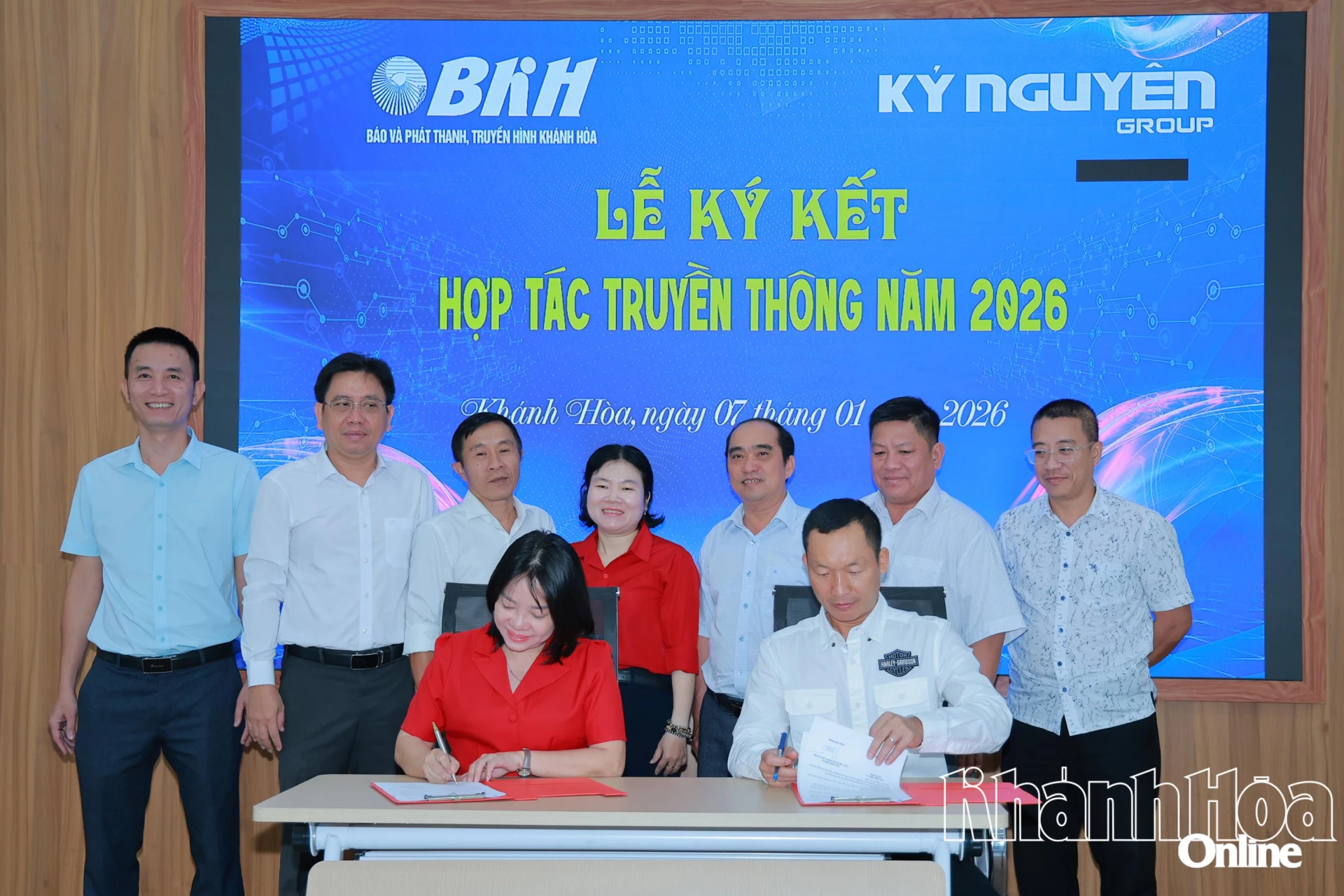 Lãnh đạo Báo và Phát thanh, Truyền hình Khánh Hòa và Kỷ Nguyên Group ký kết biên bản ghi nhớ hợp tác.