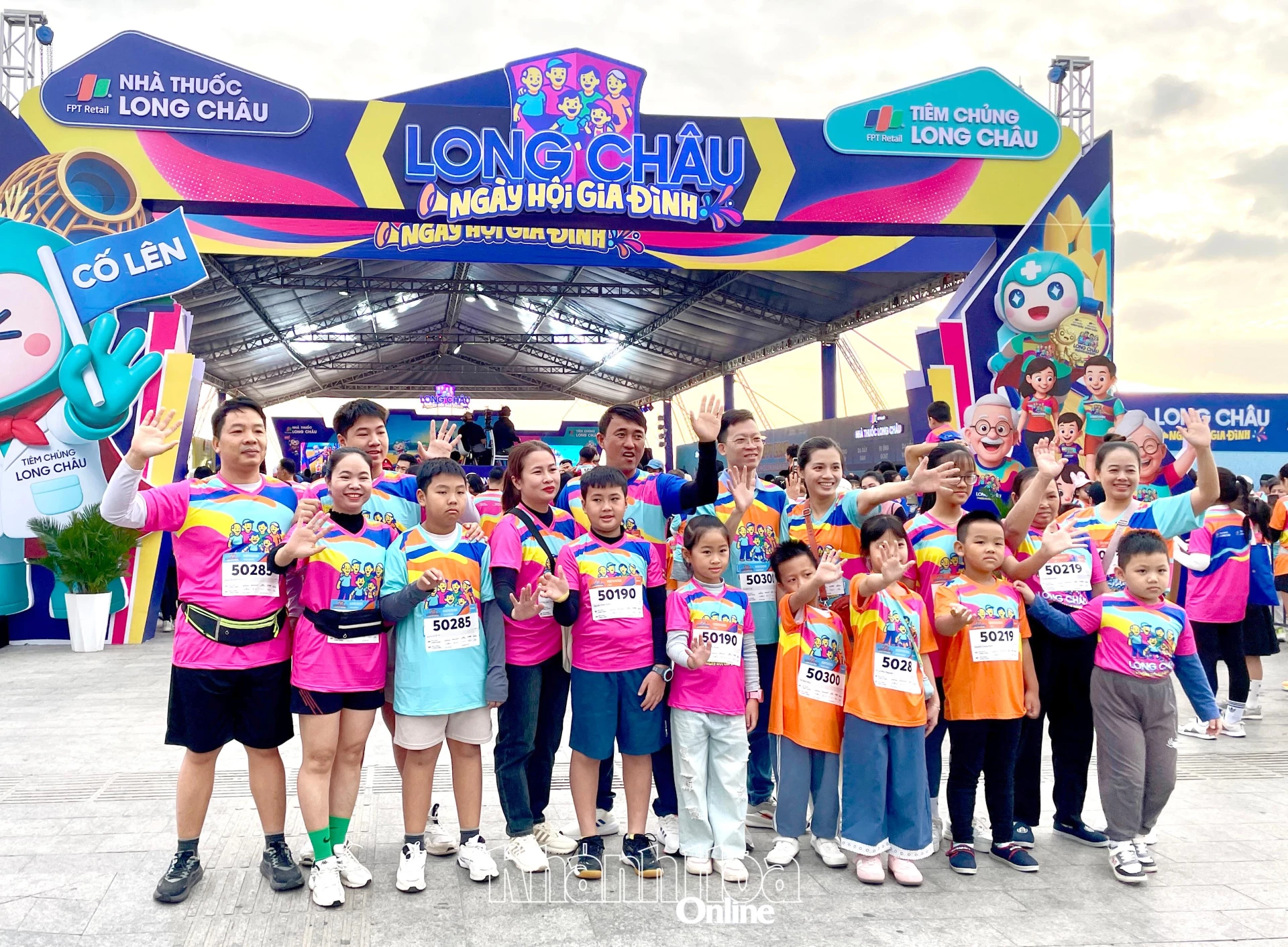 Các gia đình chụp ảnh lưu niệm trước khi bước vào màn tranh tài giải đấu.