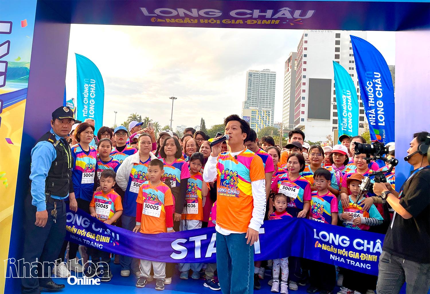 Nghệ sĩ Trường Giang đồng hành với các gia đình trên chặng đường 1km đi bộ tại giải đấu.