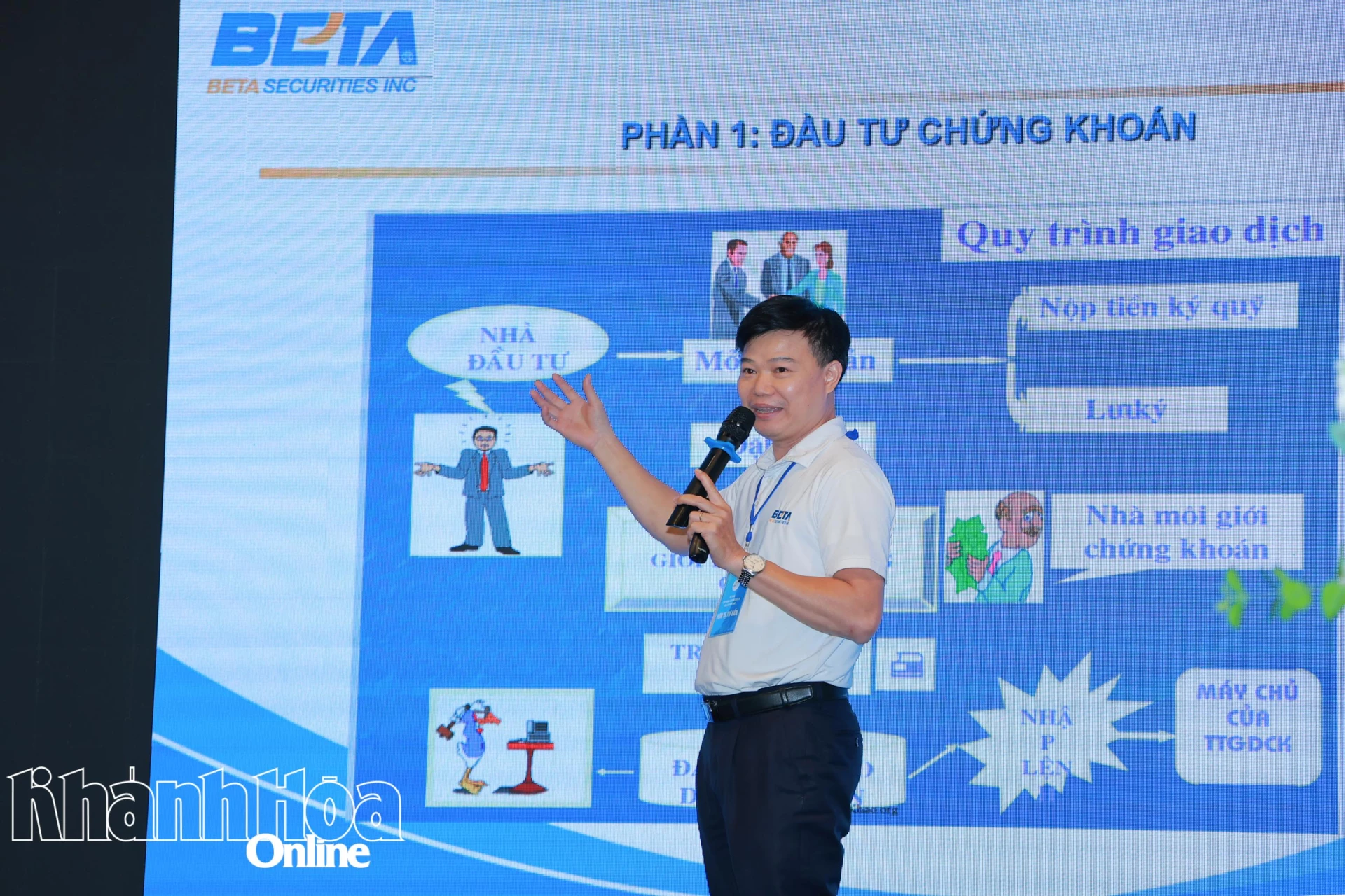 Đại diện Công ty cổ phần Chứng khoán BETA giới thiệu thông tin về đầu tư chứng khoán.