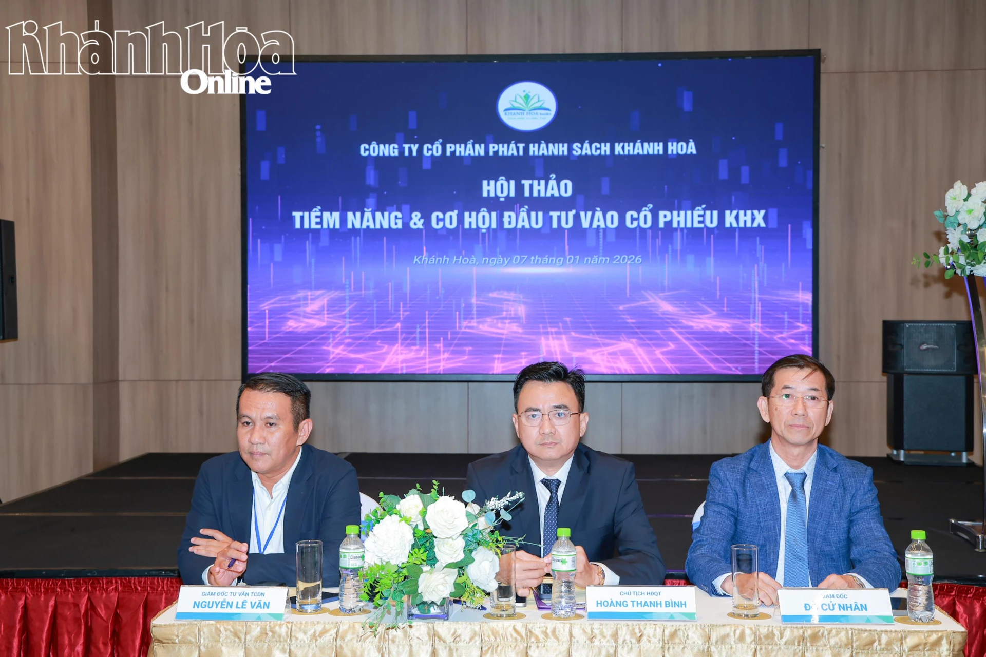 Lãnh đạo Công ty cổ phần phát hành sách Khánh Hòa và đơn vị tư vấn chủ trì thảo luận liên quan đến mã cổ phiếu KHX.