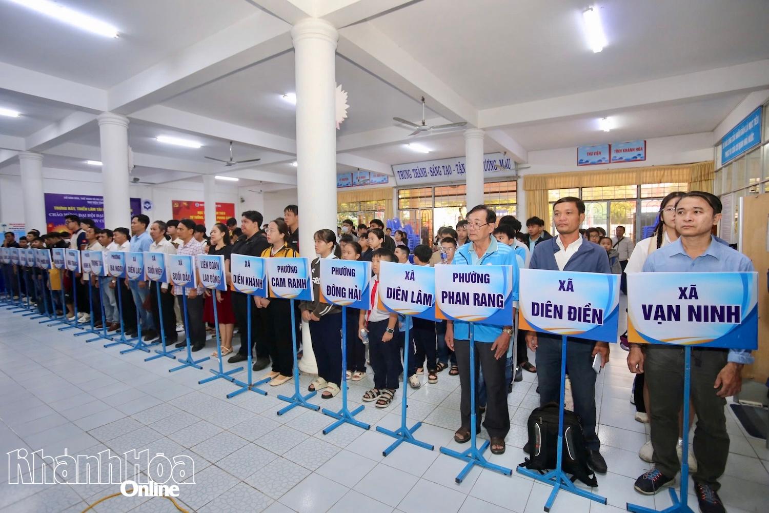 Các đoàn vận động viên xã, phường trên địa bàn tỉnh về tham dự giải.