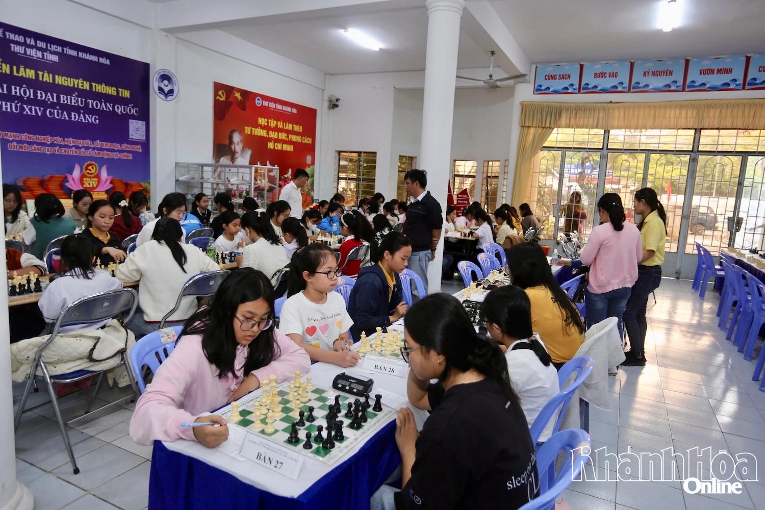 Các vận động viên nữ thi đấu.